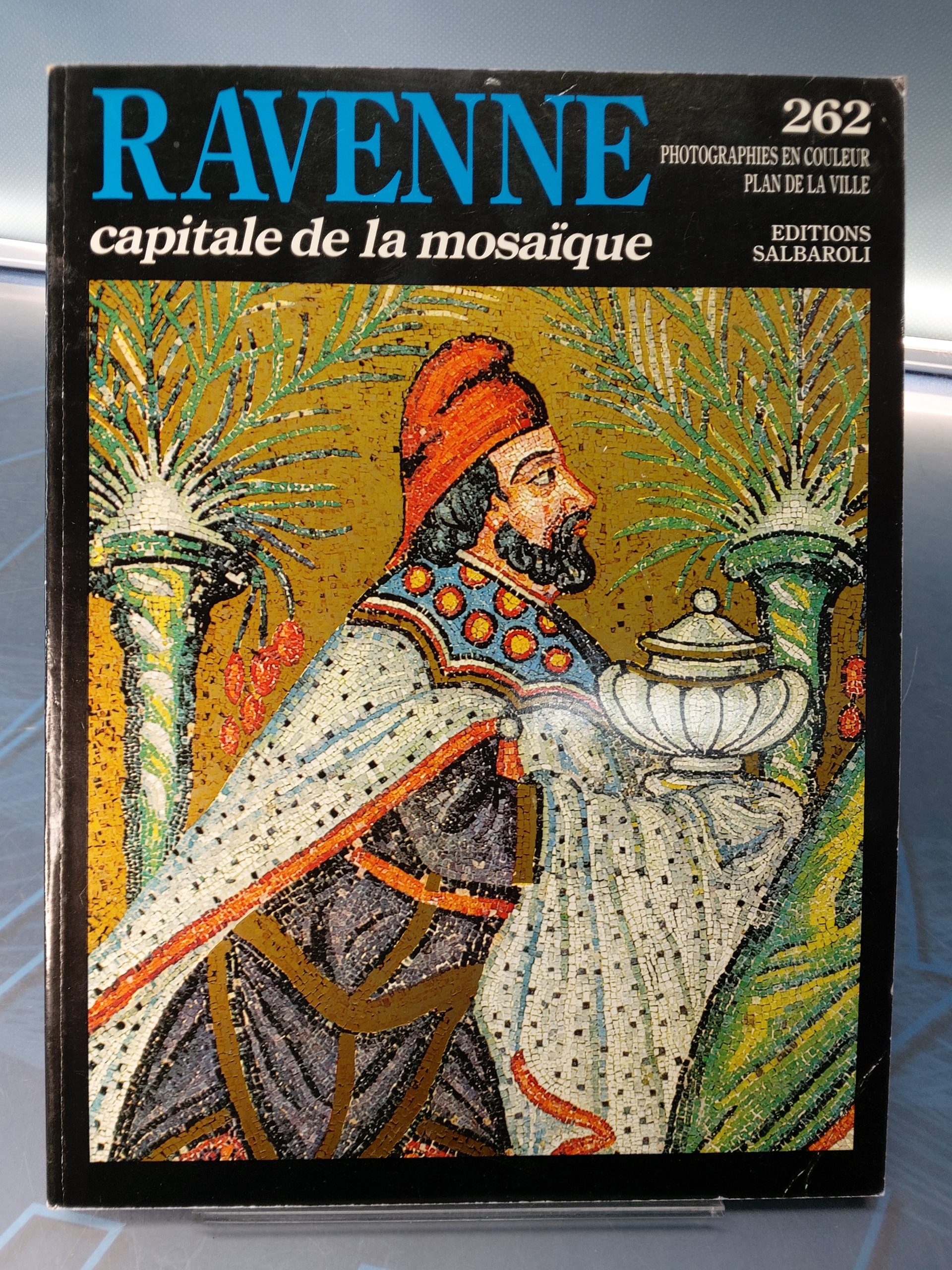 20230328_161310 Ravenne, capitale de la mosaïque. Ed. Salvarole, 1988. - Imagen 1