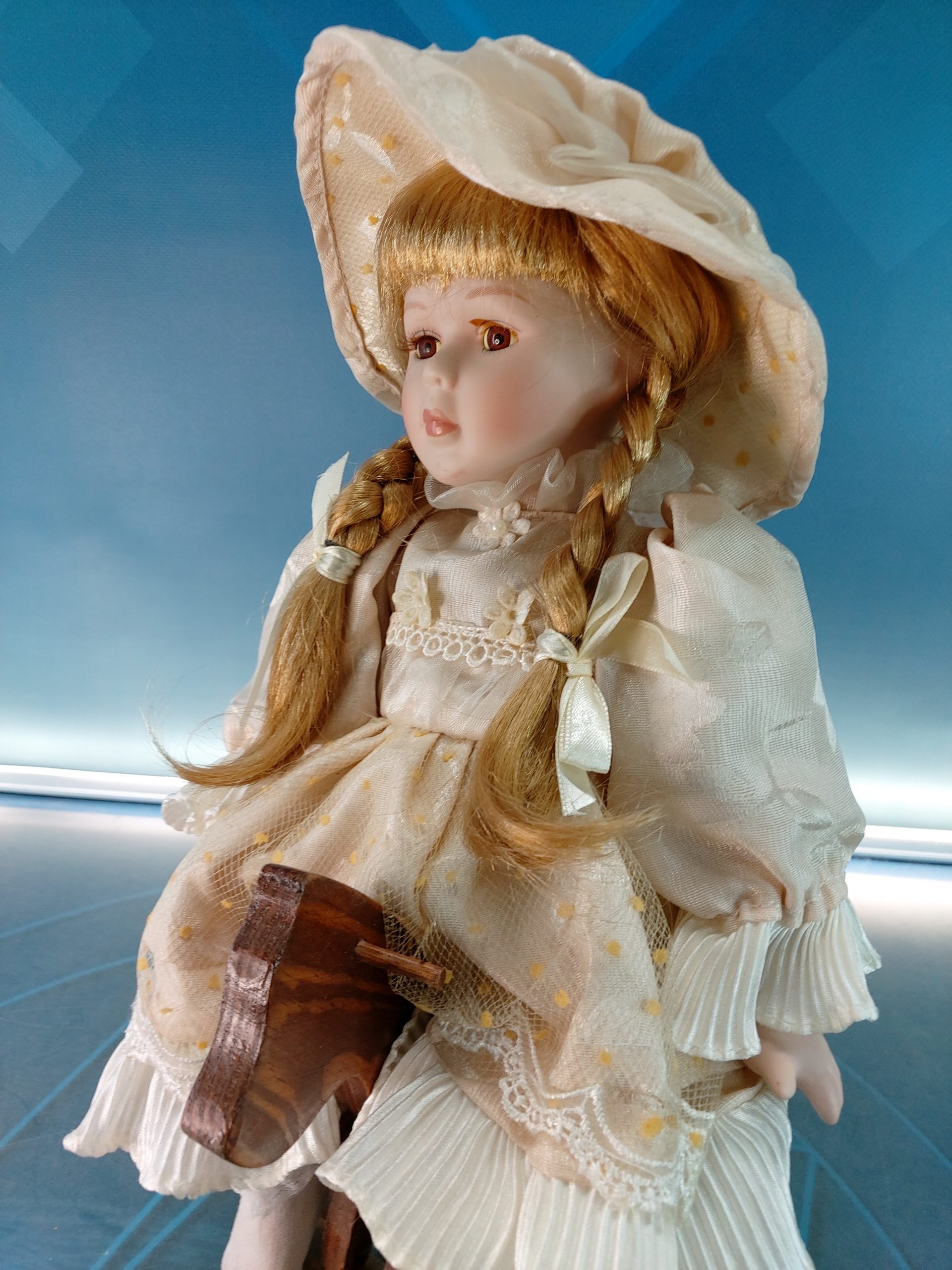 Esther. Muñeca de porcelana sentada en balancín, caballito.