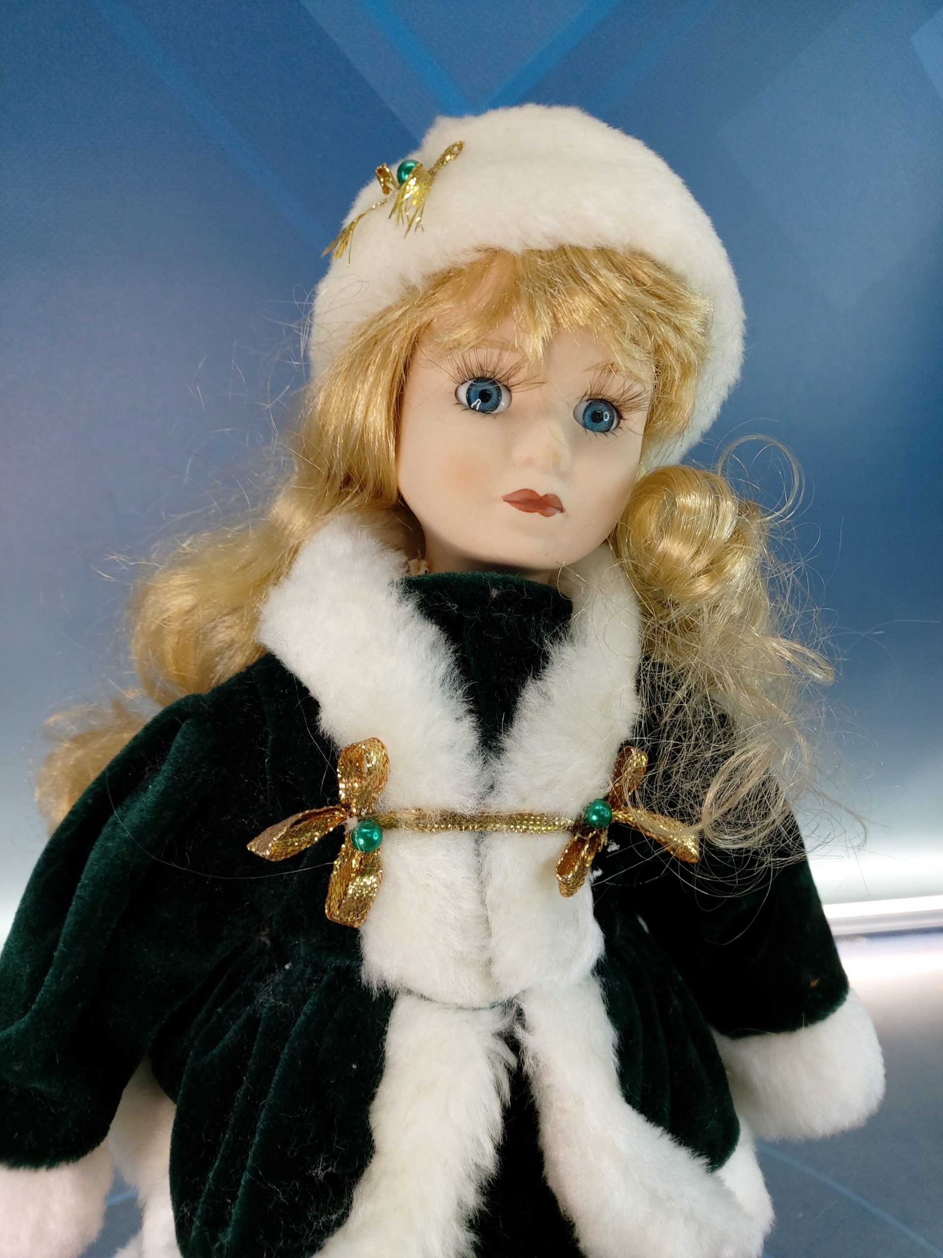 Muñeca de porcelana biscuit Invierno verde.