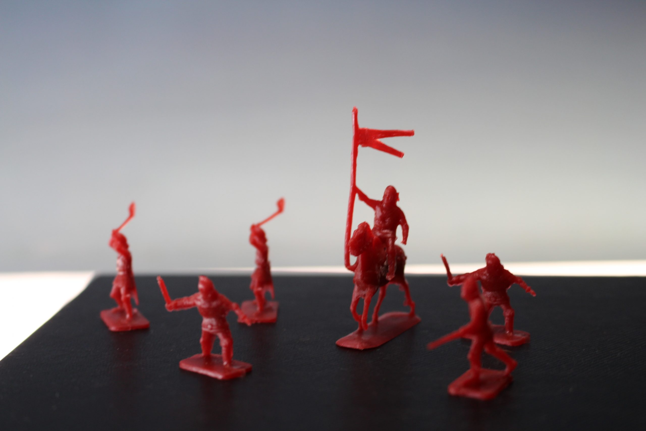 Guerreros medievales de plástico.