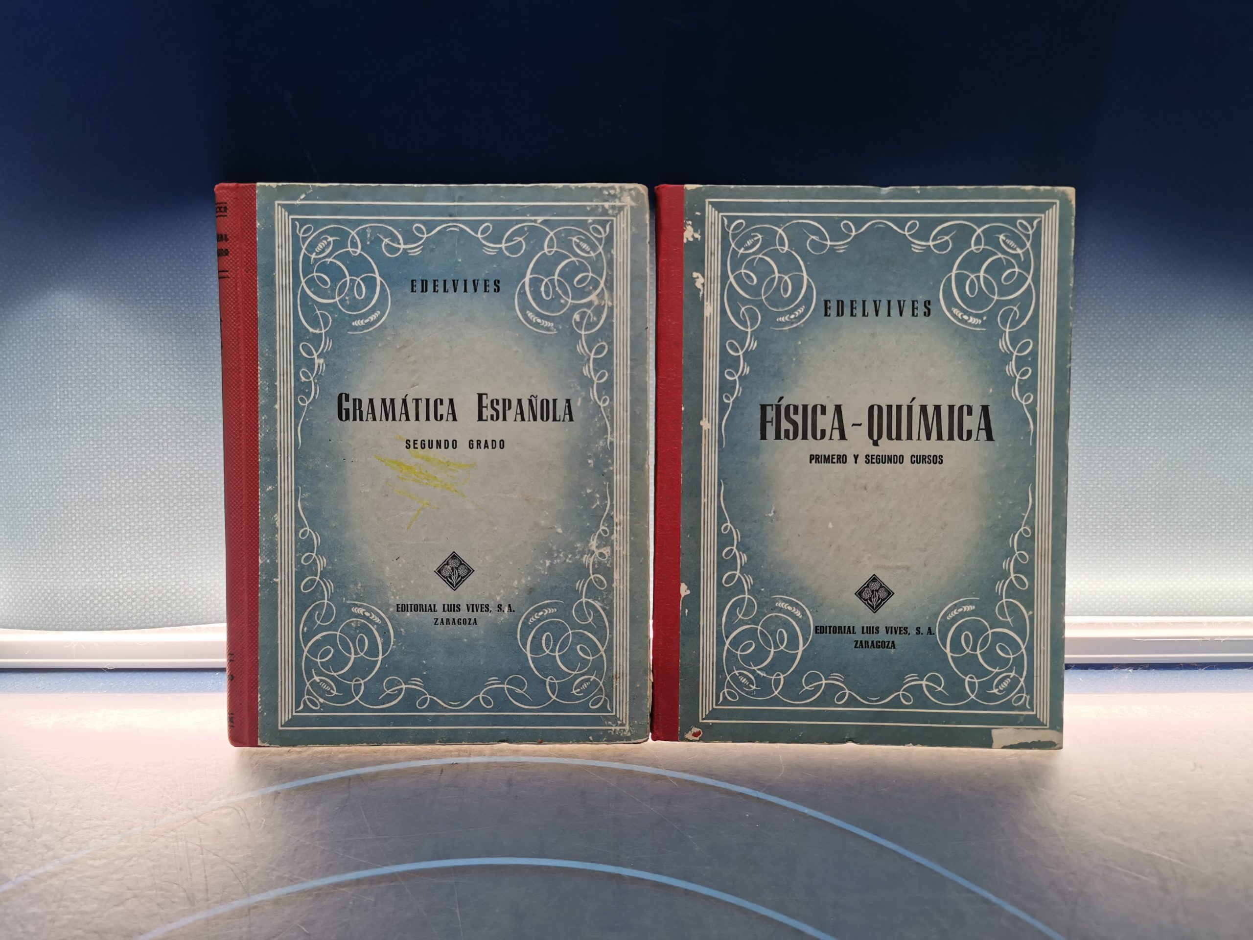 IMG_20230404_125405 dos libros Solucionario Física -Química. Gramatica Española. Editorial Luis Vives. 1957 - Imagen 1