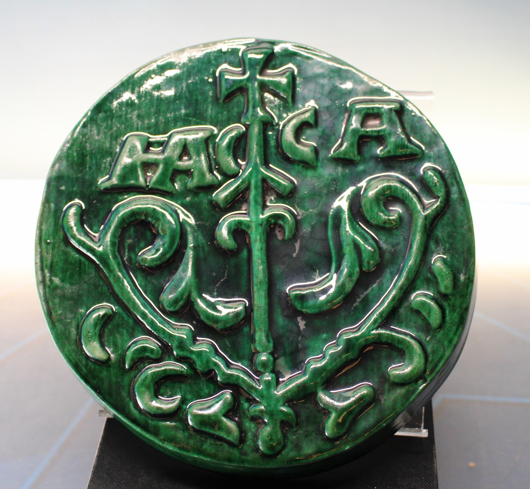 Placa de cerámica o porcelana con relieve