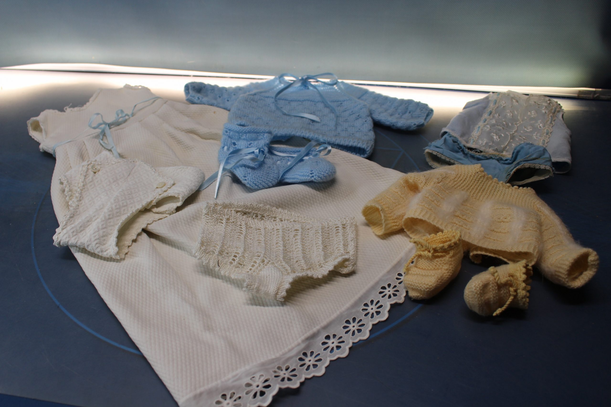 Ropa de bebé para muñecas entre 40 y 45 cm.