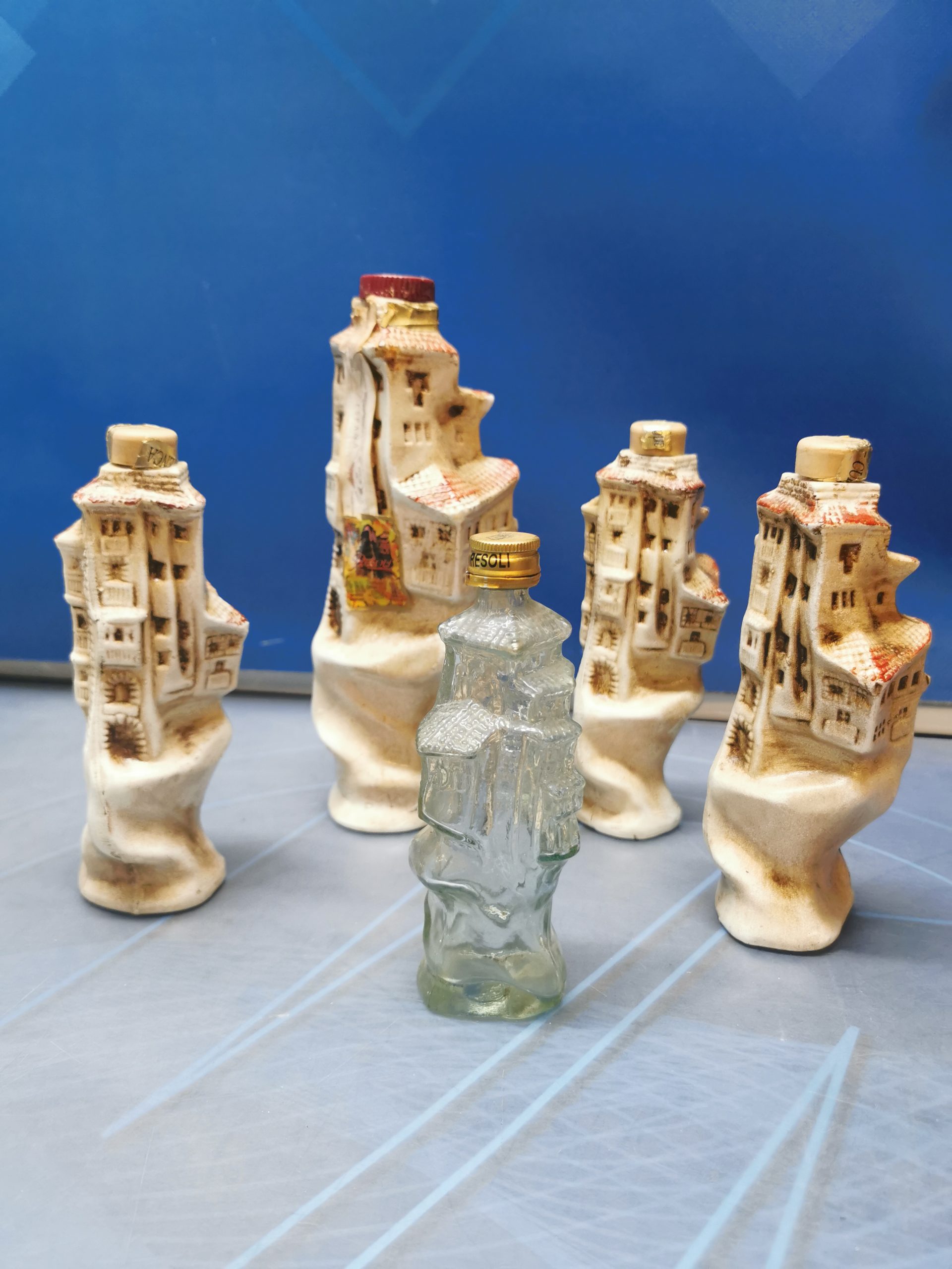 IMG_20230905_124116 Lote de 4 botellas de licor CASAS COLGANTES (Cuenca) - Imagen 1