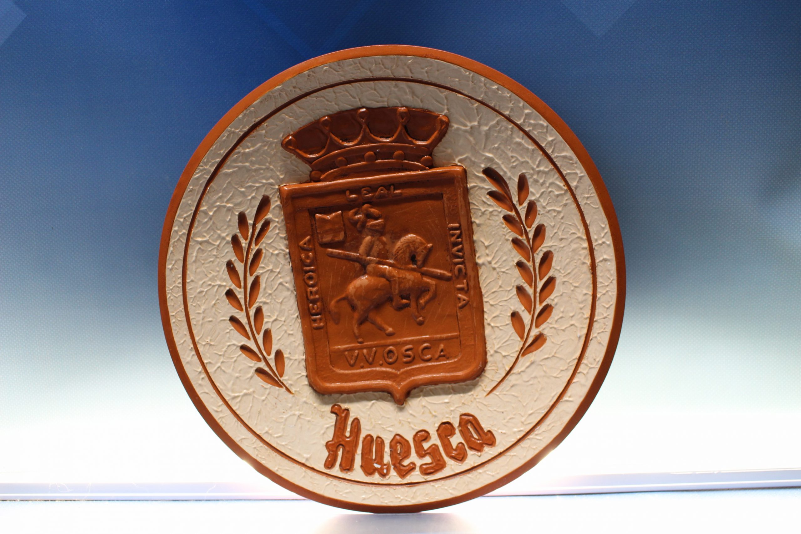 Plato, bandeja de cerámica con el escudo de Huesca. Alfonso Naval.