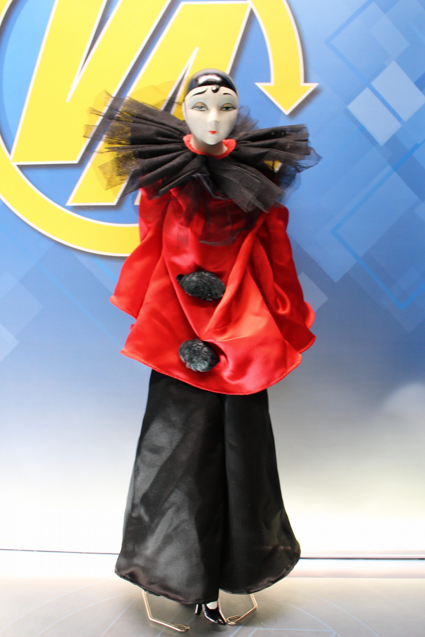 Gran Arlequín decorativo, con cabeza, brazos y piernas de porcelana biscuit.