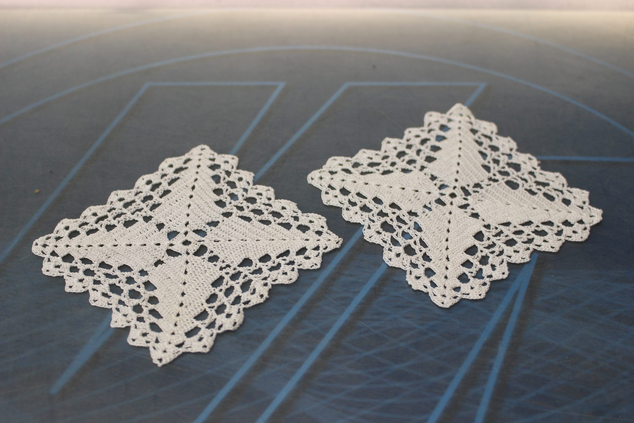 Juego de 2 tapetes cuadrados de encaje o crochet.