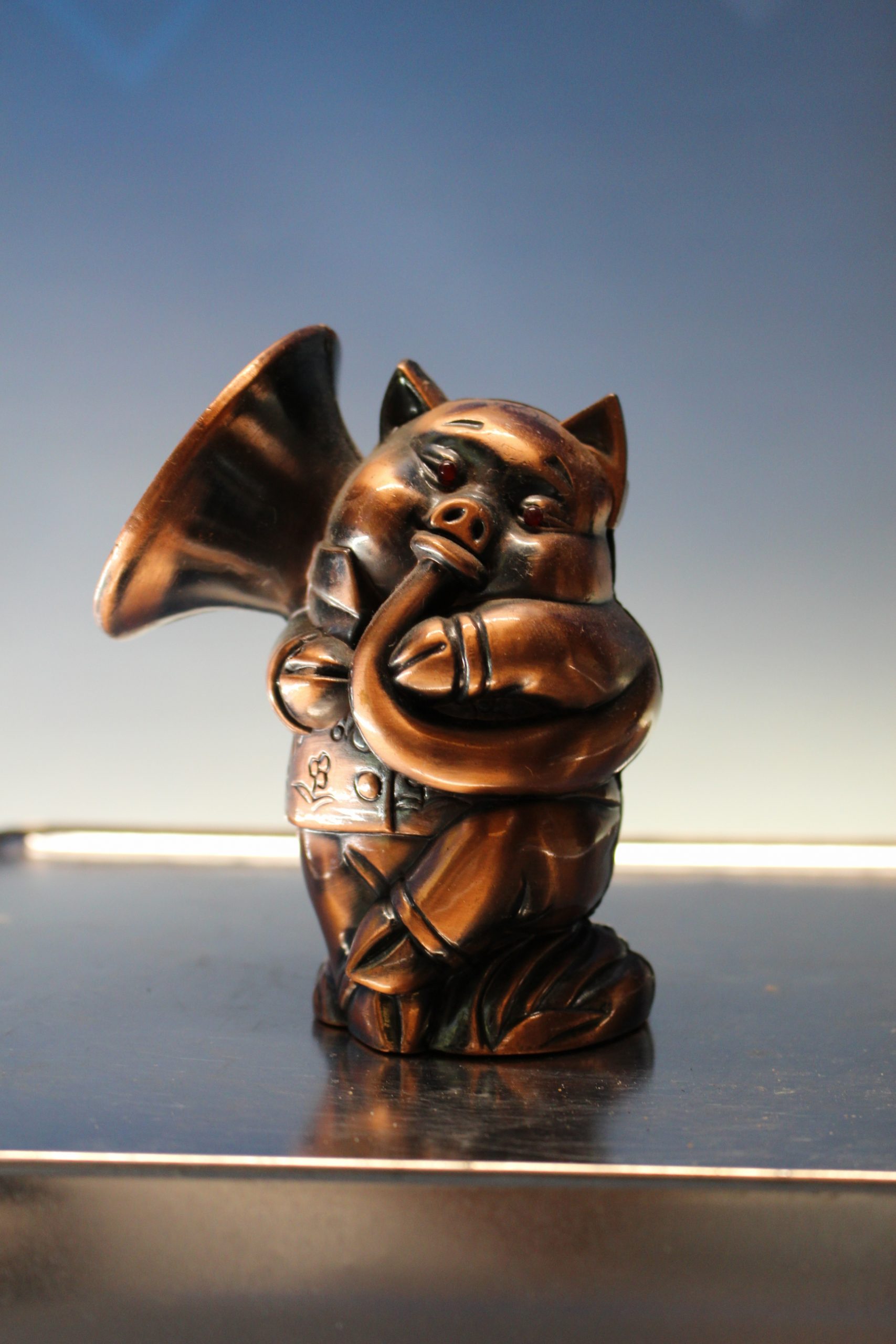 IMG_6386 Mechero de sobremesa. Cerdo tocando la trompa. Encendedor. - Imagen 1