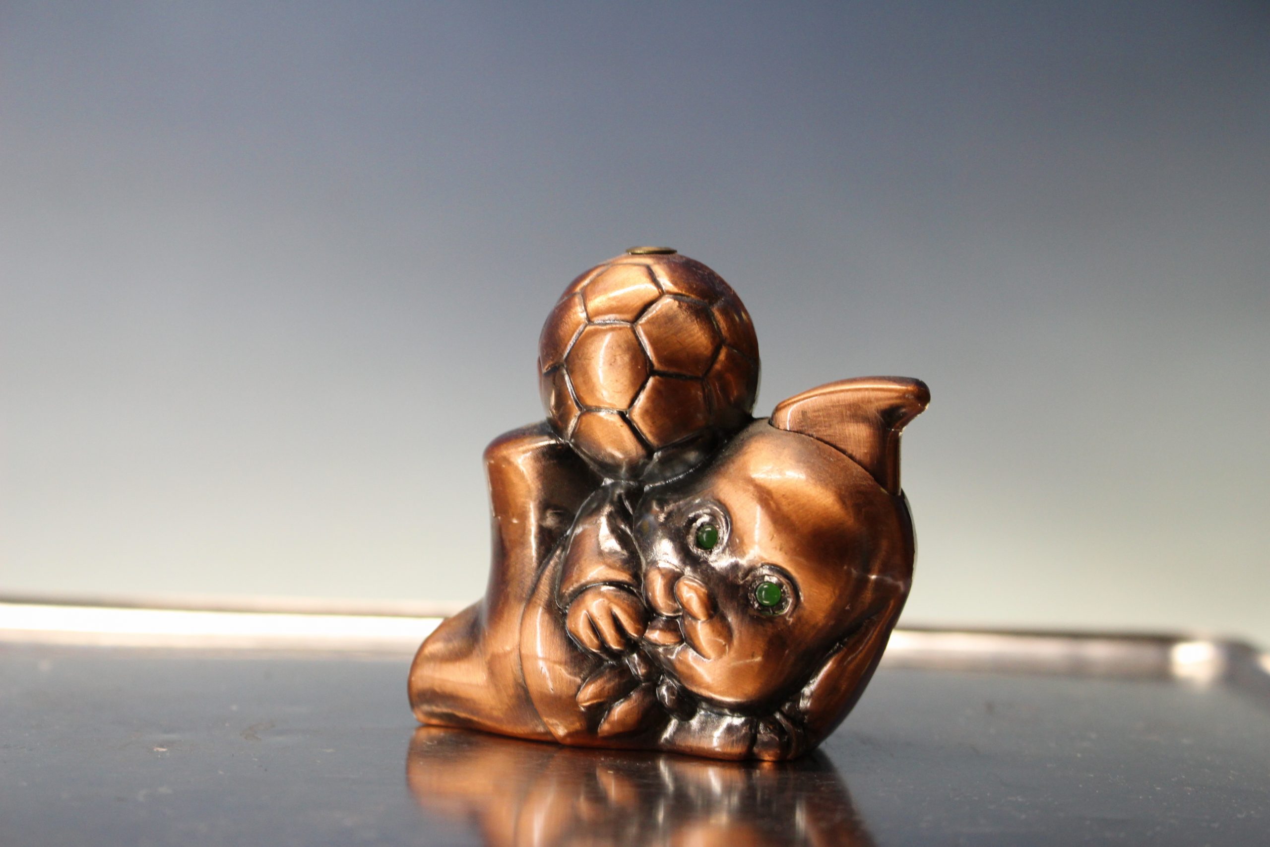 IMG_7307 Mechero de sobremesa. Terrorífico conejo - gazapo futbolista. - Imagen 1