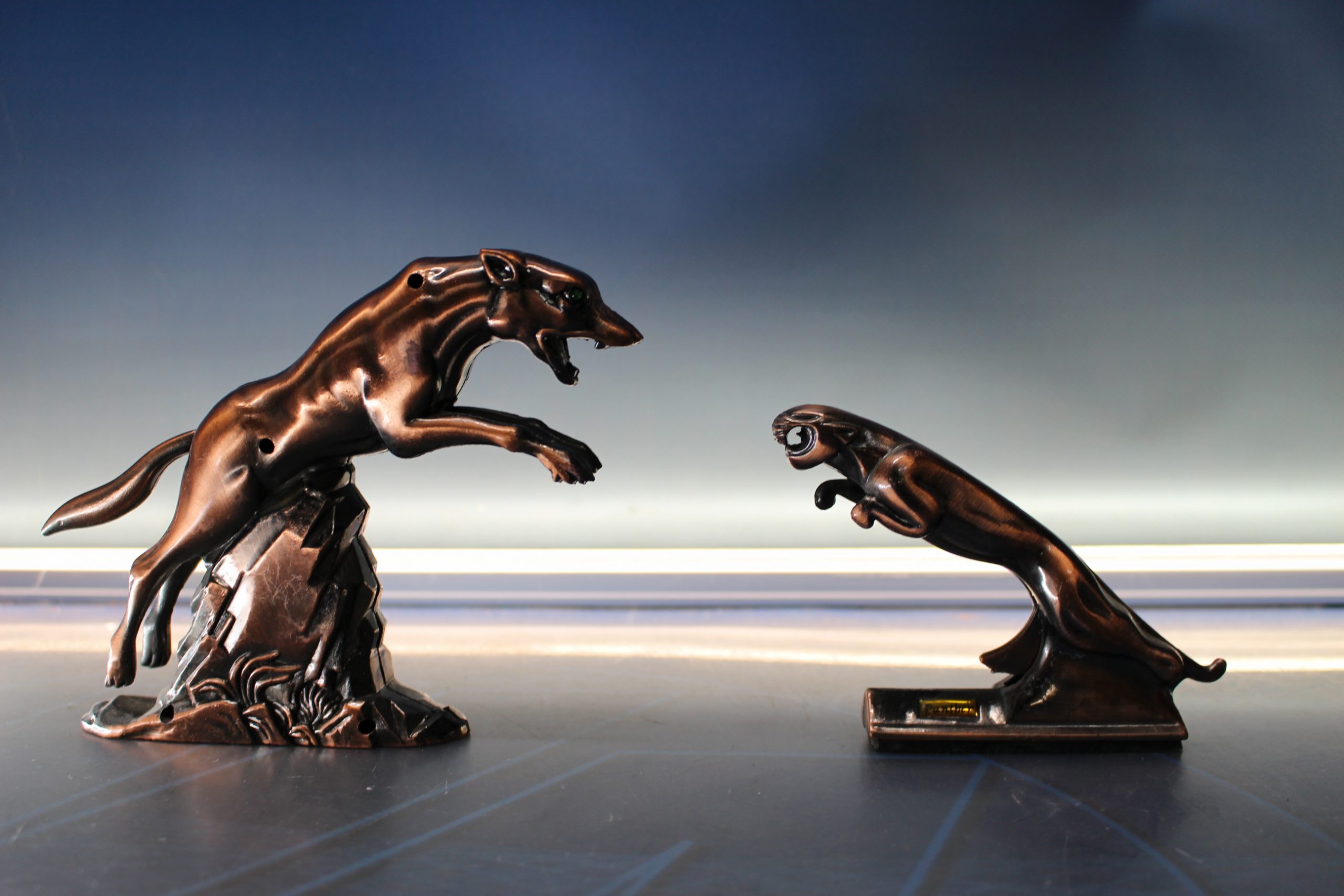 Mecheros metálicos de sobremesa. Panteras, lobos o ratas gigantes voladoras.