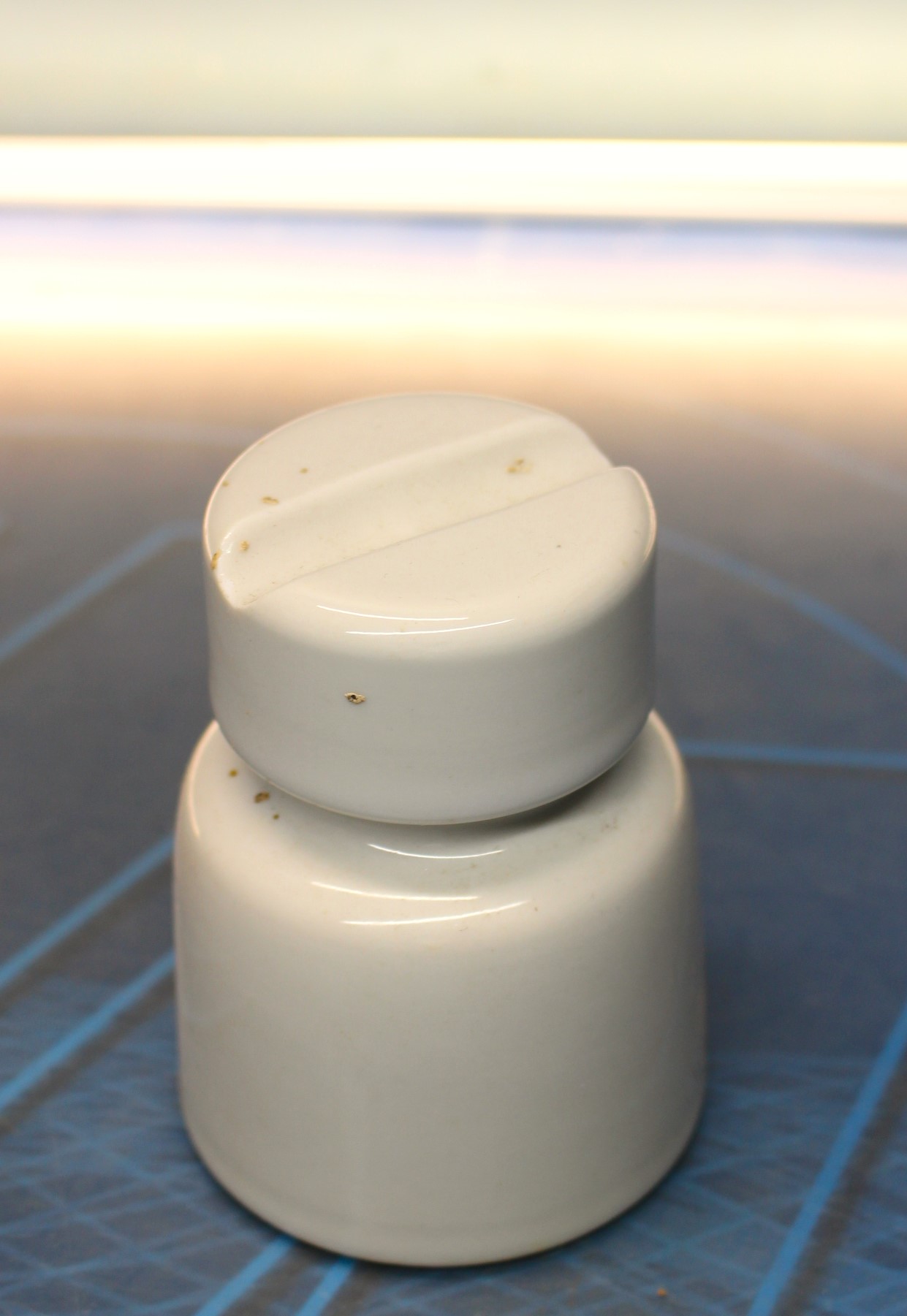 IMG_7885 Jícara de cerámica, aislador de poste eléctrico de porcelana. - Imagen 1