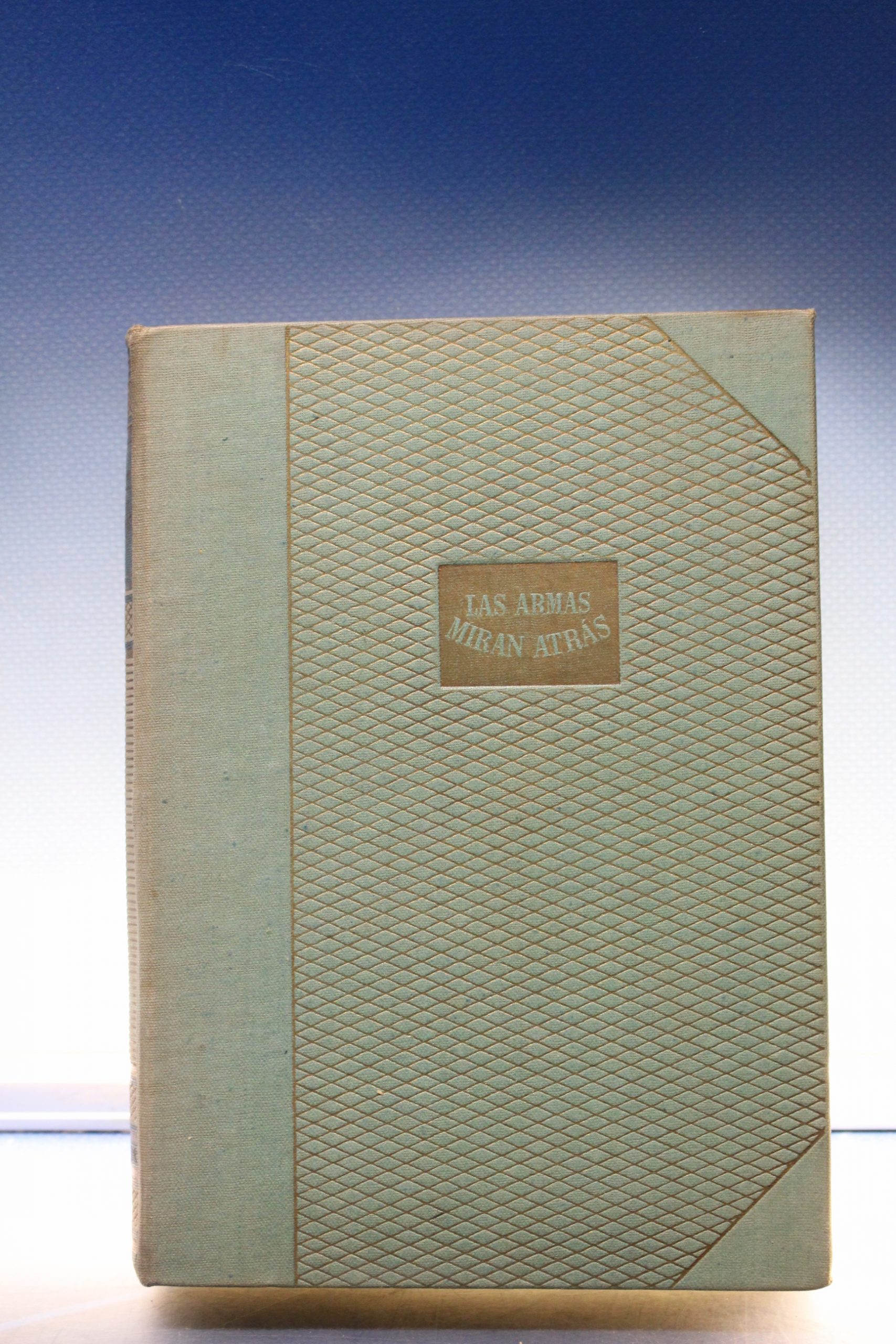 IMG_9105 Las armas miran atrás _ Lajos Zilahy. Ediciones Lauro, 1944. - Imagen 1