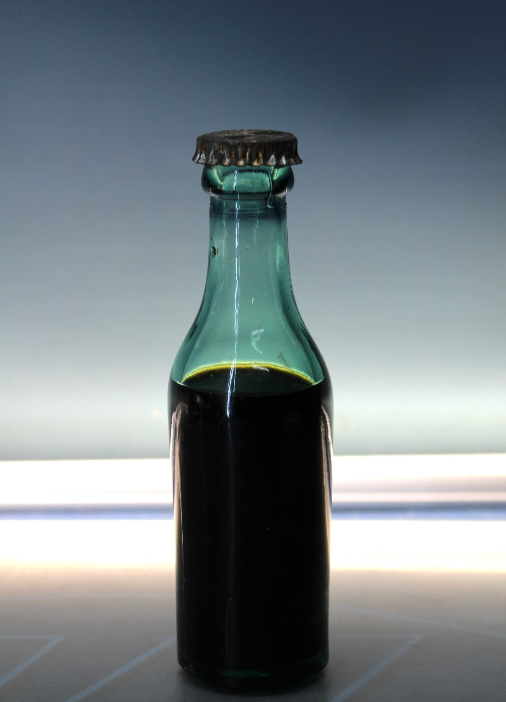 Pequeña botella de Martini Rossi. Letras en la chapa, llena. 14 cm.