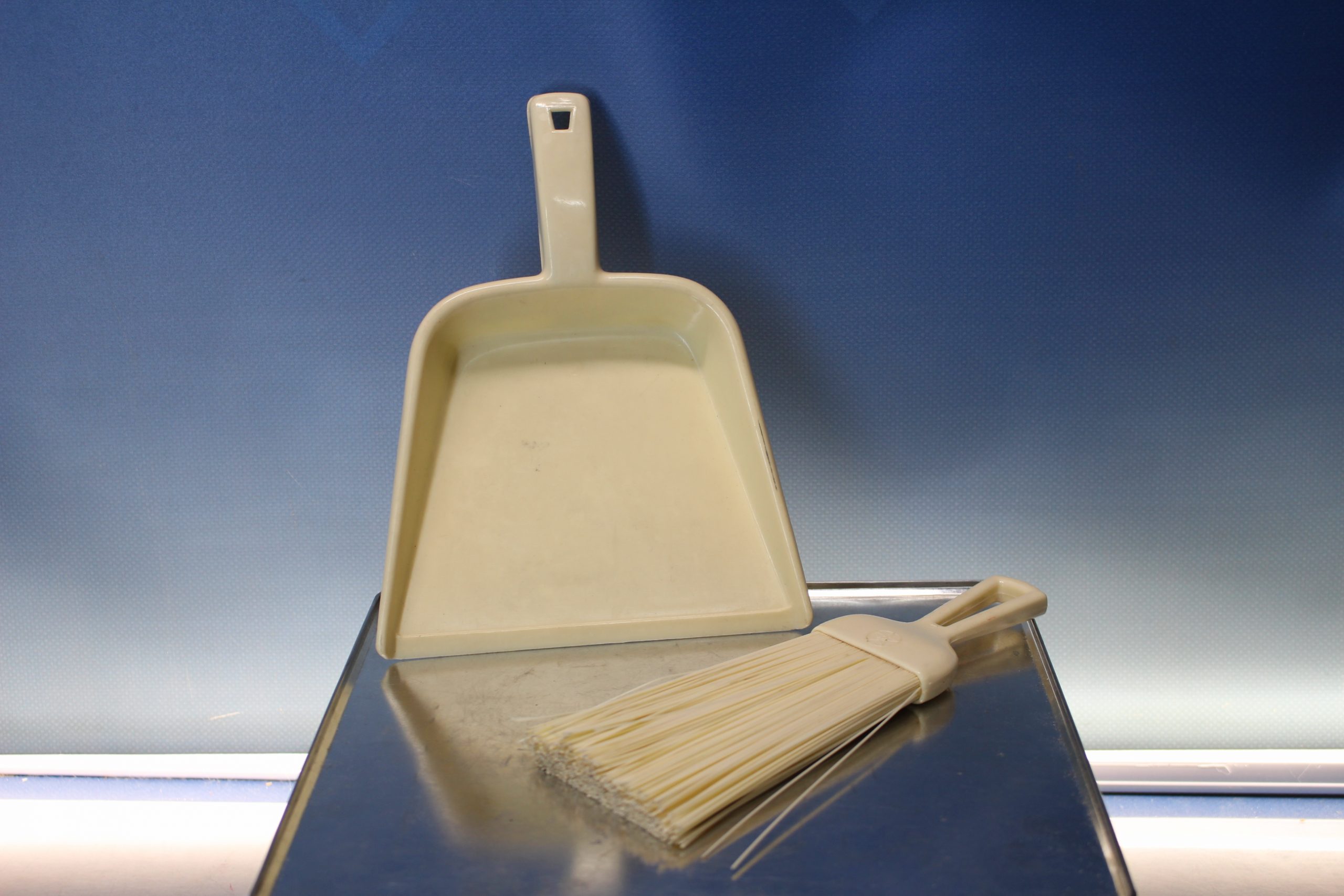 Exin. Pequeño recogedor y cepillo. Exclusivas industriales S.A. Plástico.