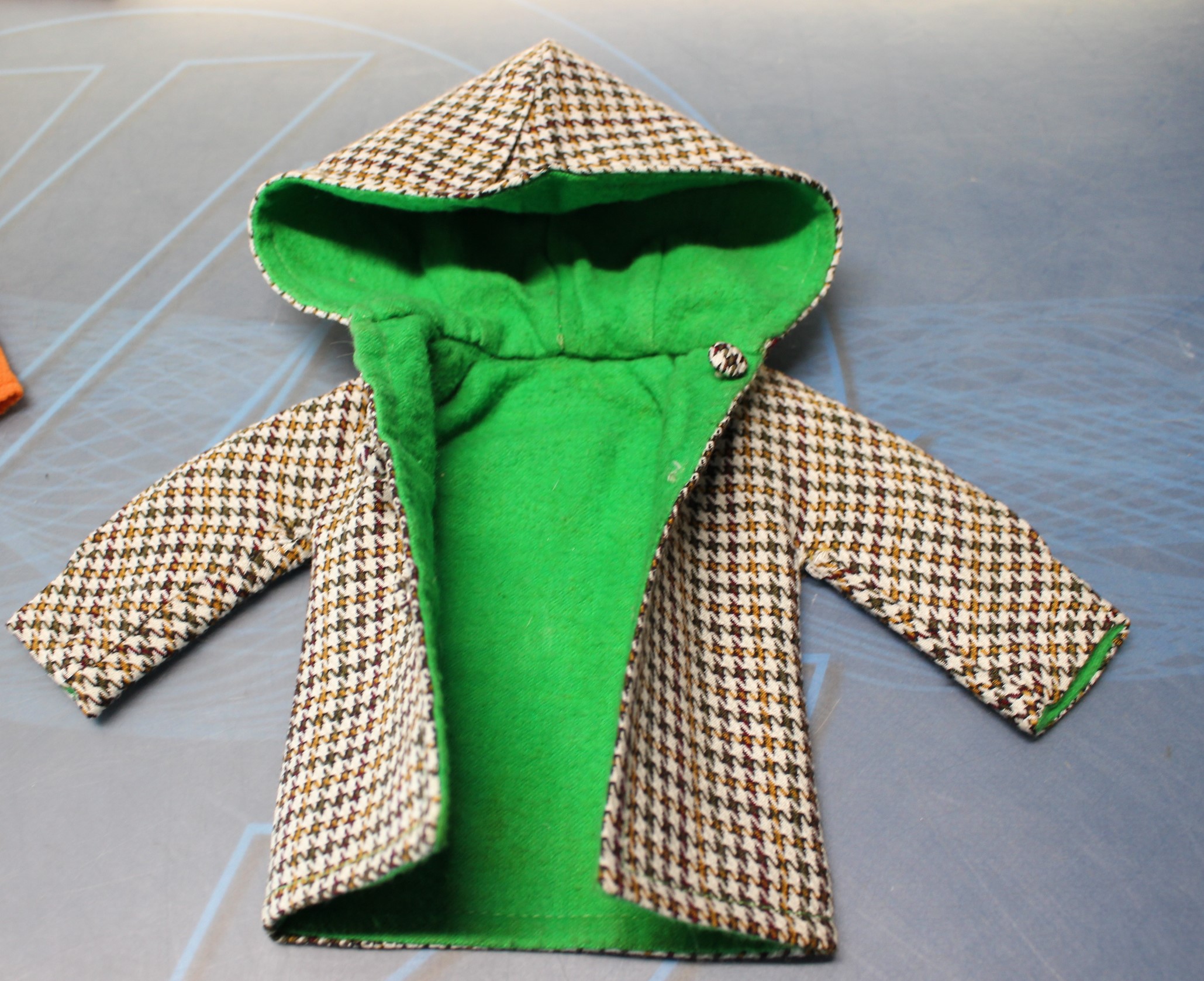 IMG_0082 Ropa original Clania (Sirenita). Trenca pata de gallo. - Imagen 1