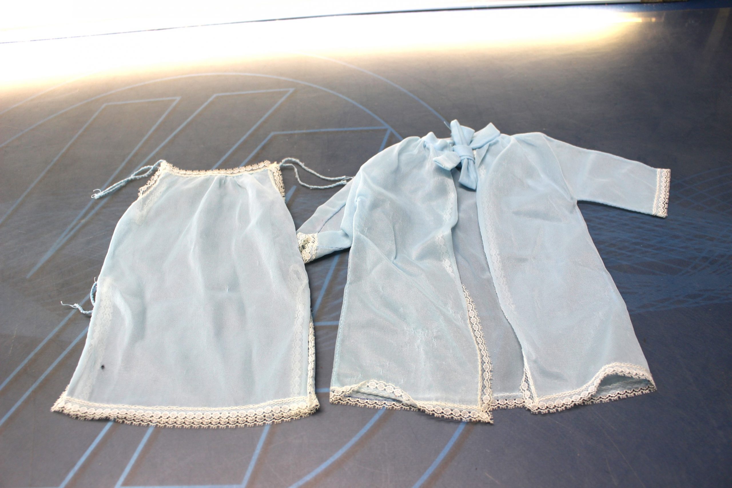 Ropa original Clania (Sirenita). Camisón y bata gasa azul.