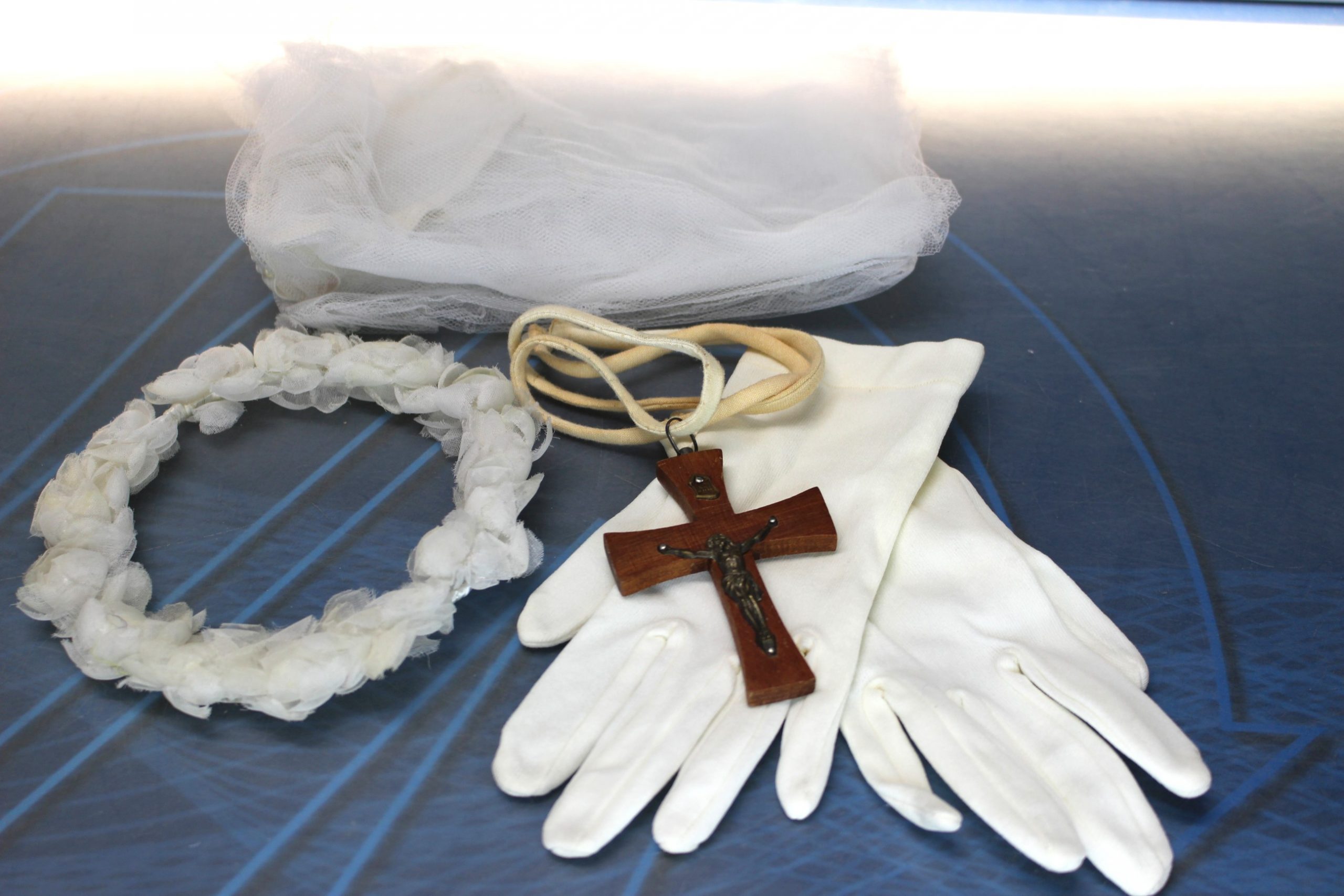 Primera Comunión 1960. Guantes, velo, diadema y crucifijo.