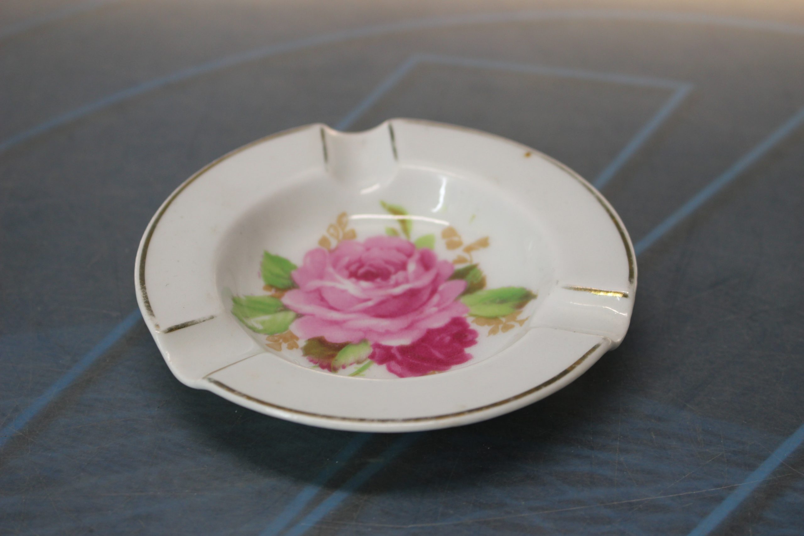Cenicero de porcelana con rosa.
