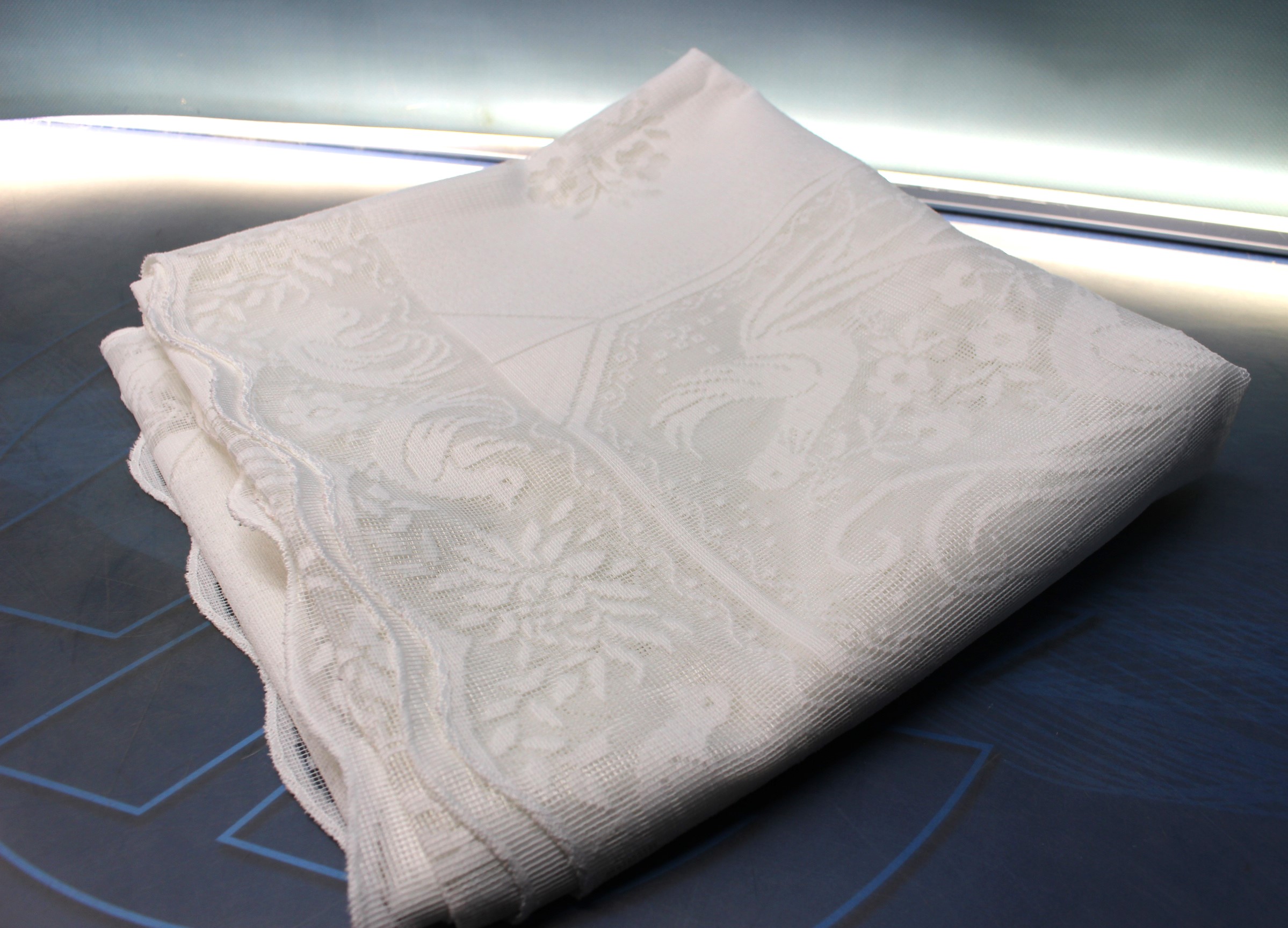 IMG_1698 Terrible mantel blanco calado con aves y flores. - Imagen 1