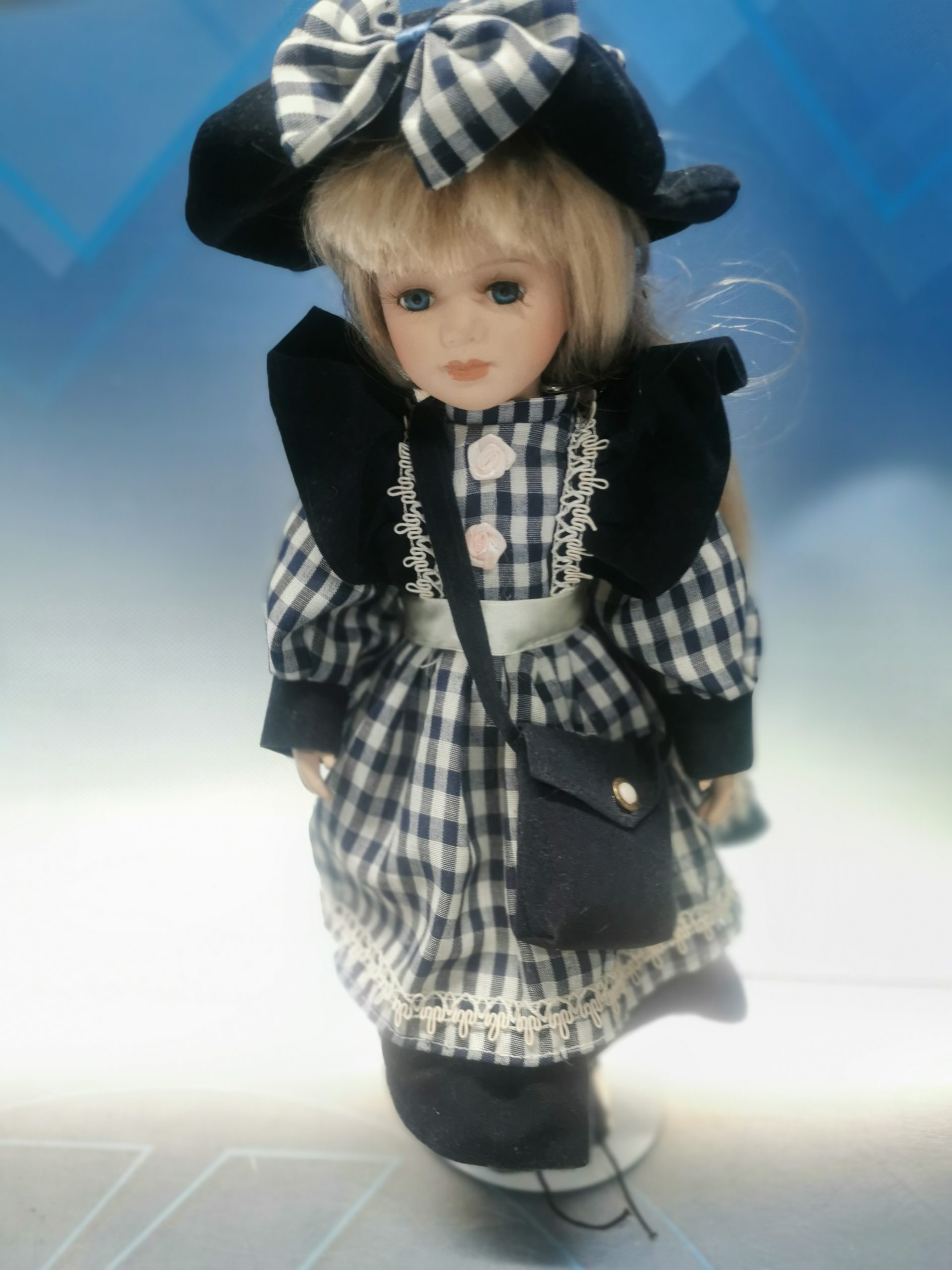 Muñeca , 42 cm. cabeza de porcelana, perfecto estado