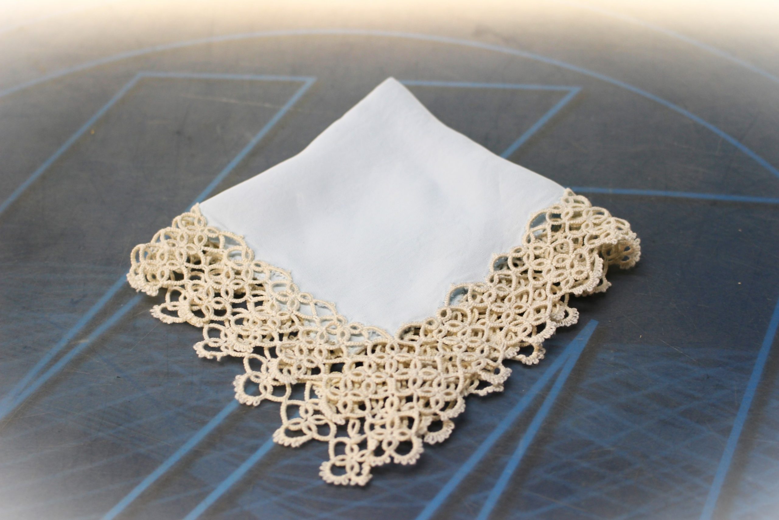 Pañuelo de encaje de lanzadera o frivolité. Azul celeste y blanco.