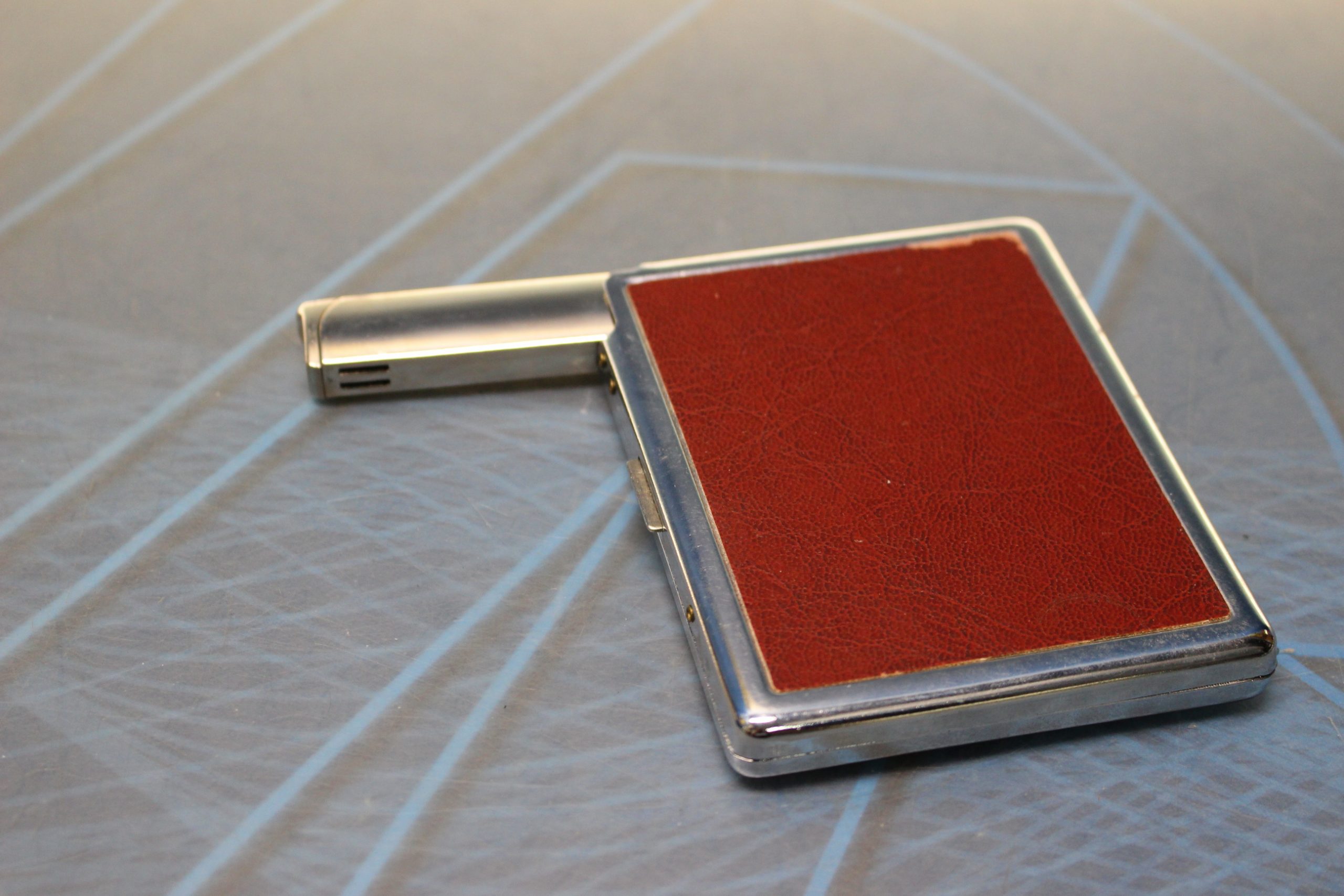 Pitillera con mechero.