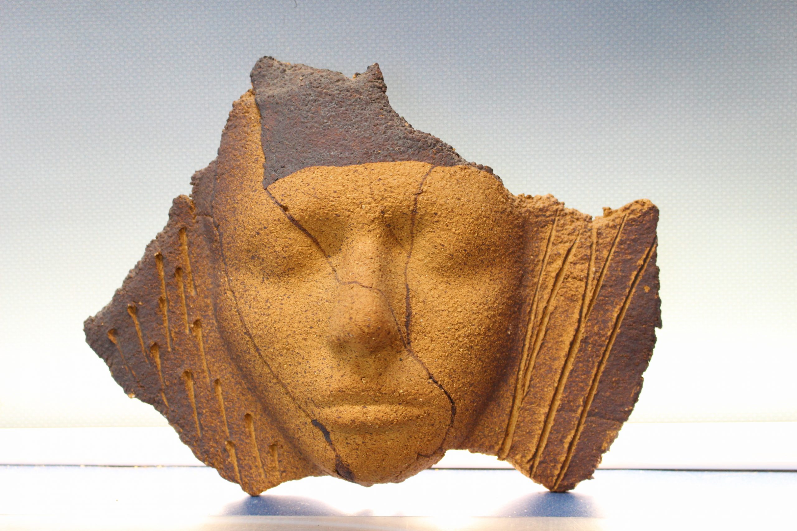 Máscara de terracota muy de los 80.