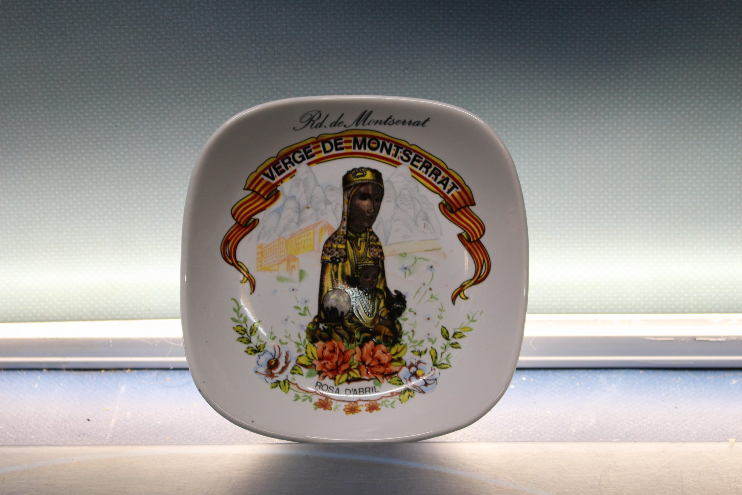 Cenicero, plato porcelana Rdo. Montserrat. Virgen de Montserrat. Rosa D'Abril.