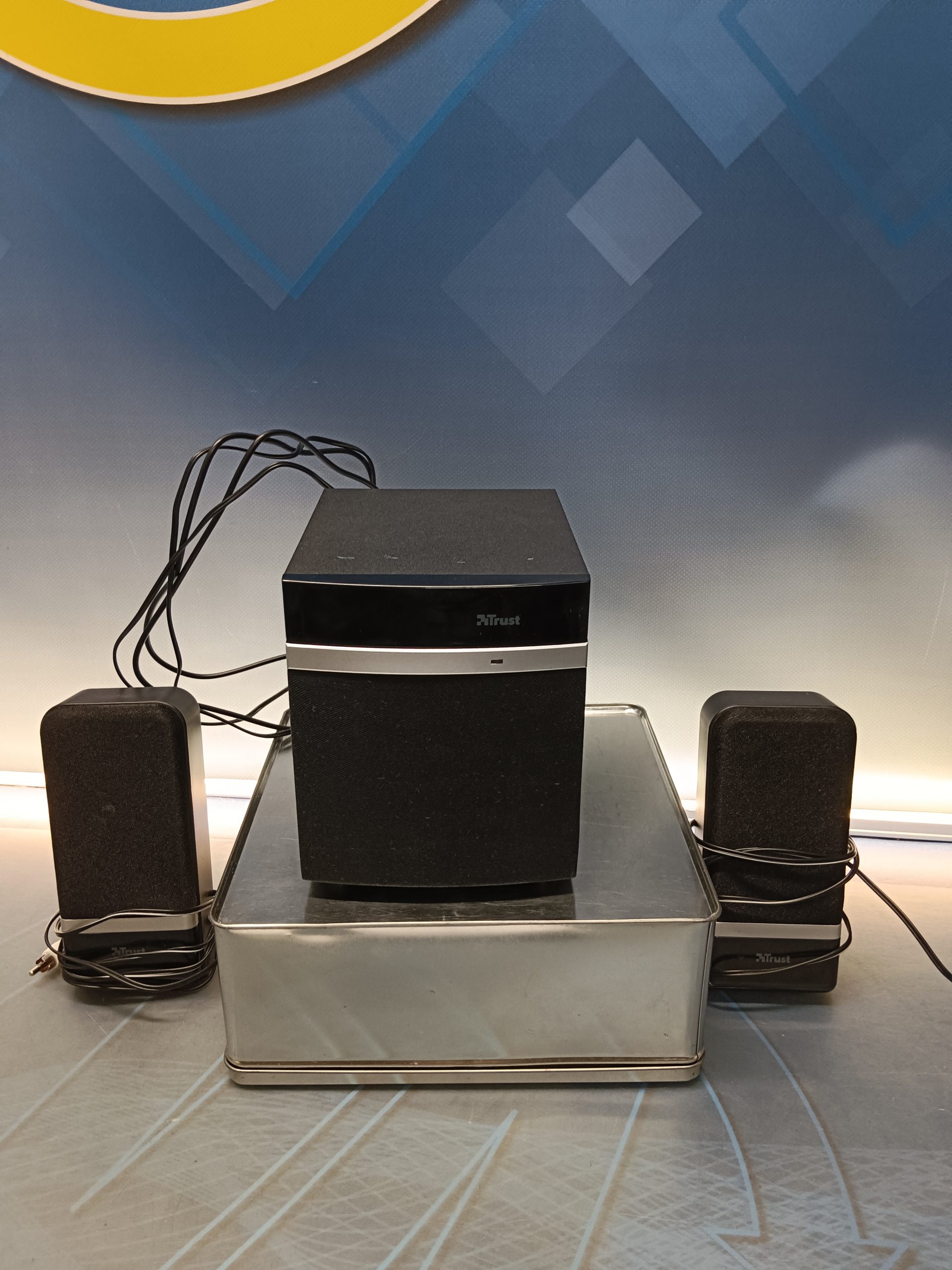 Altavoces TRUST 2013-08-20 con dos satelites