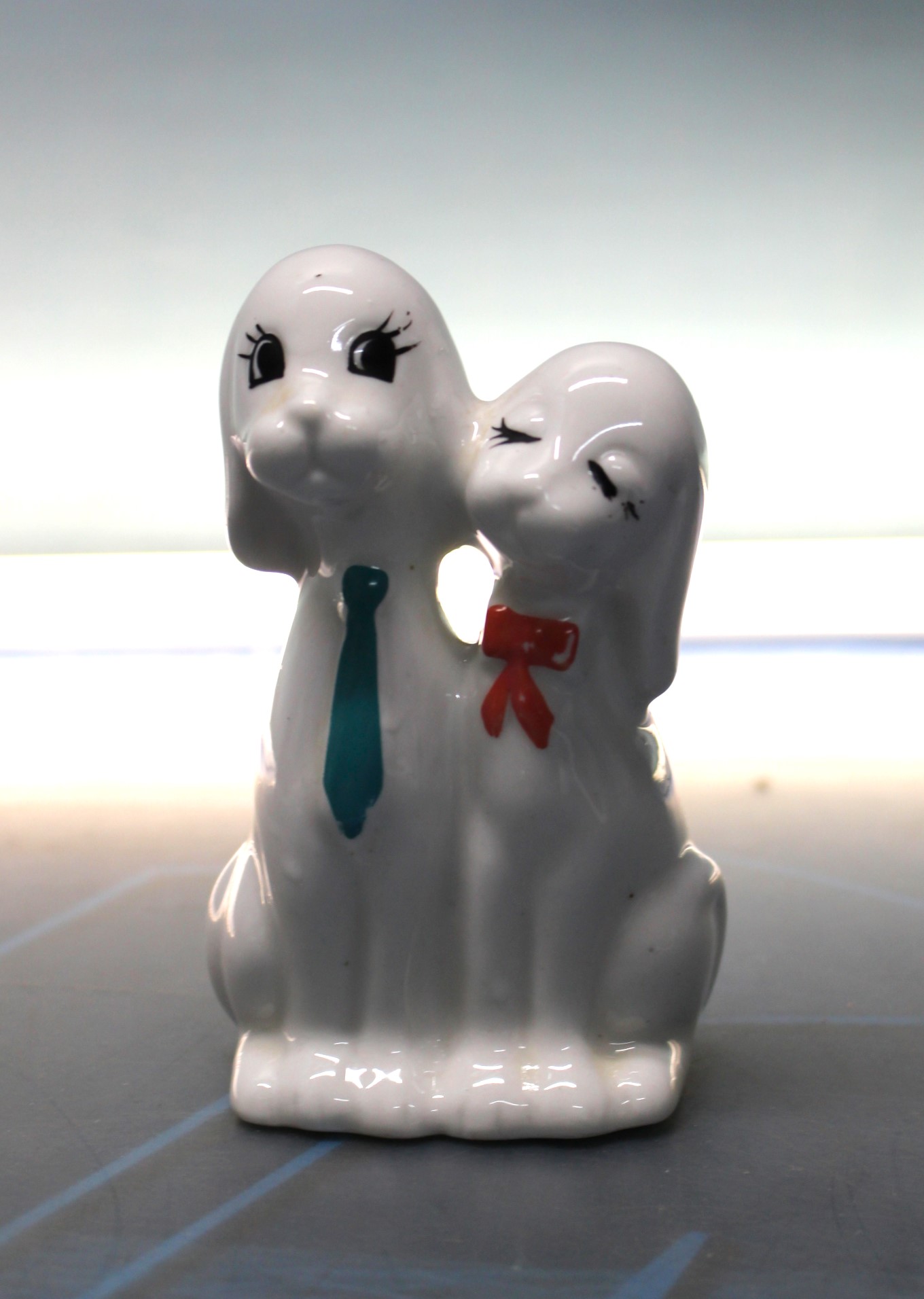 Pareja de perretes de porcelana.