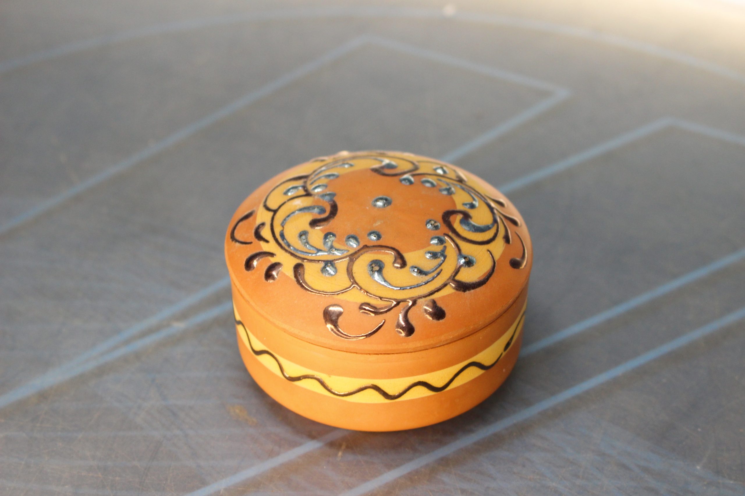 Caja, cajita de cerámica decorada.