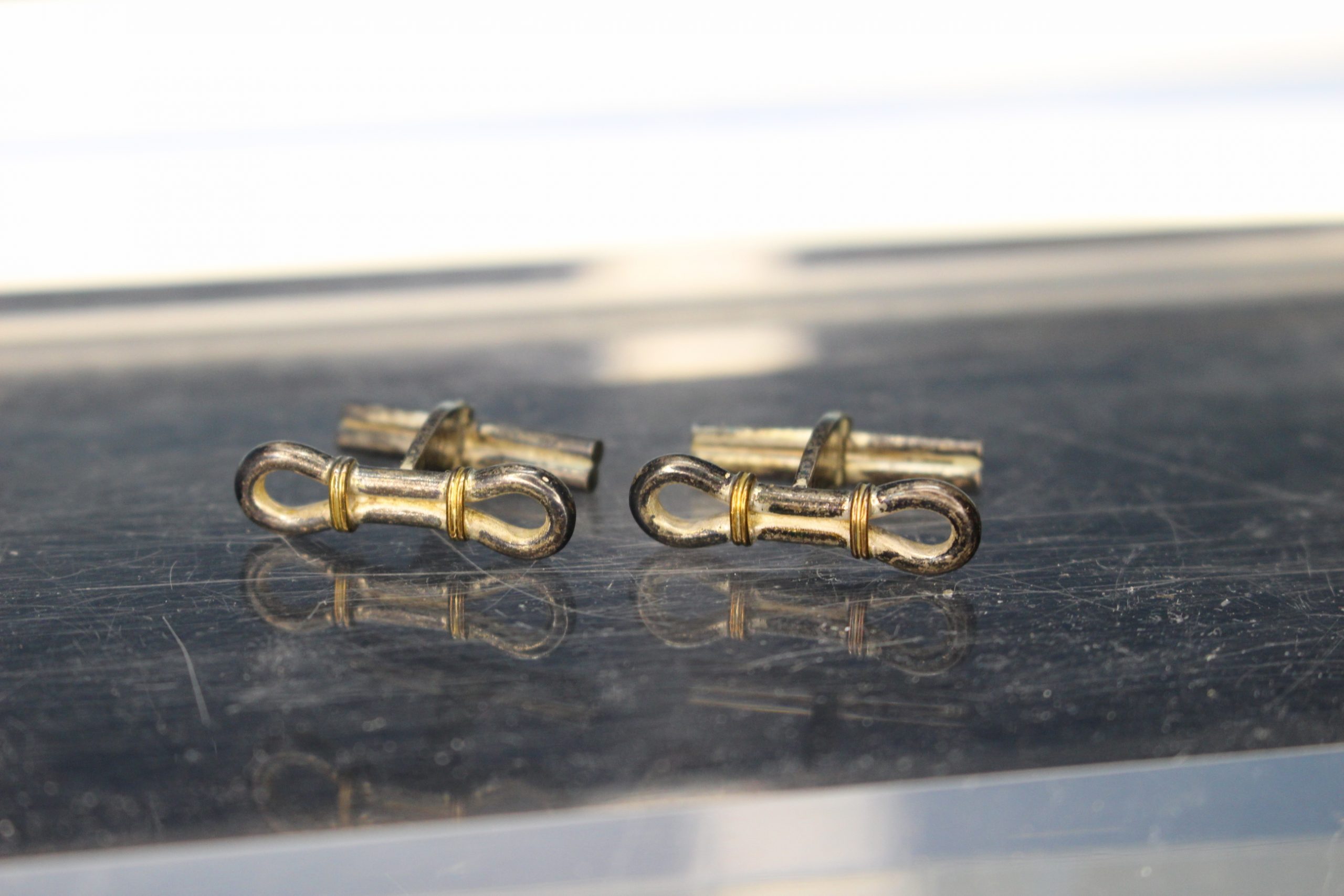 Gemelos antiguos 03. Metal con nudo marinero.