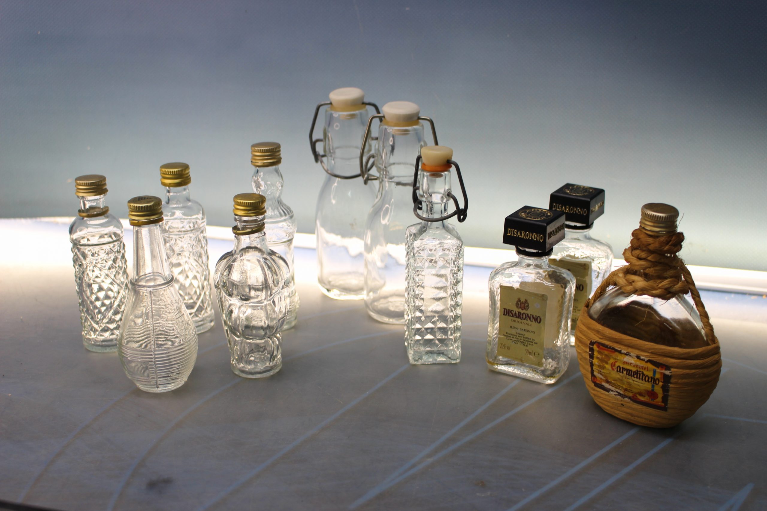 11 Mini botellas de licor vacías.