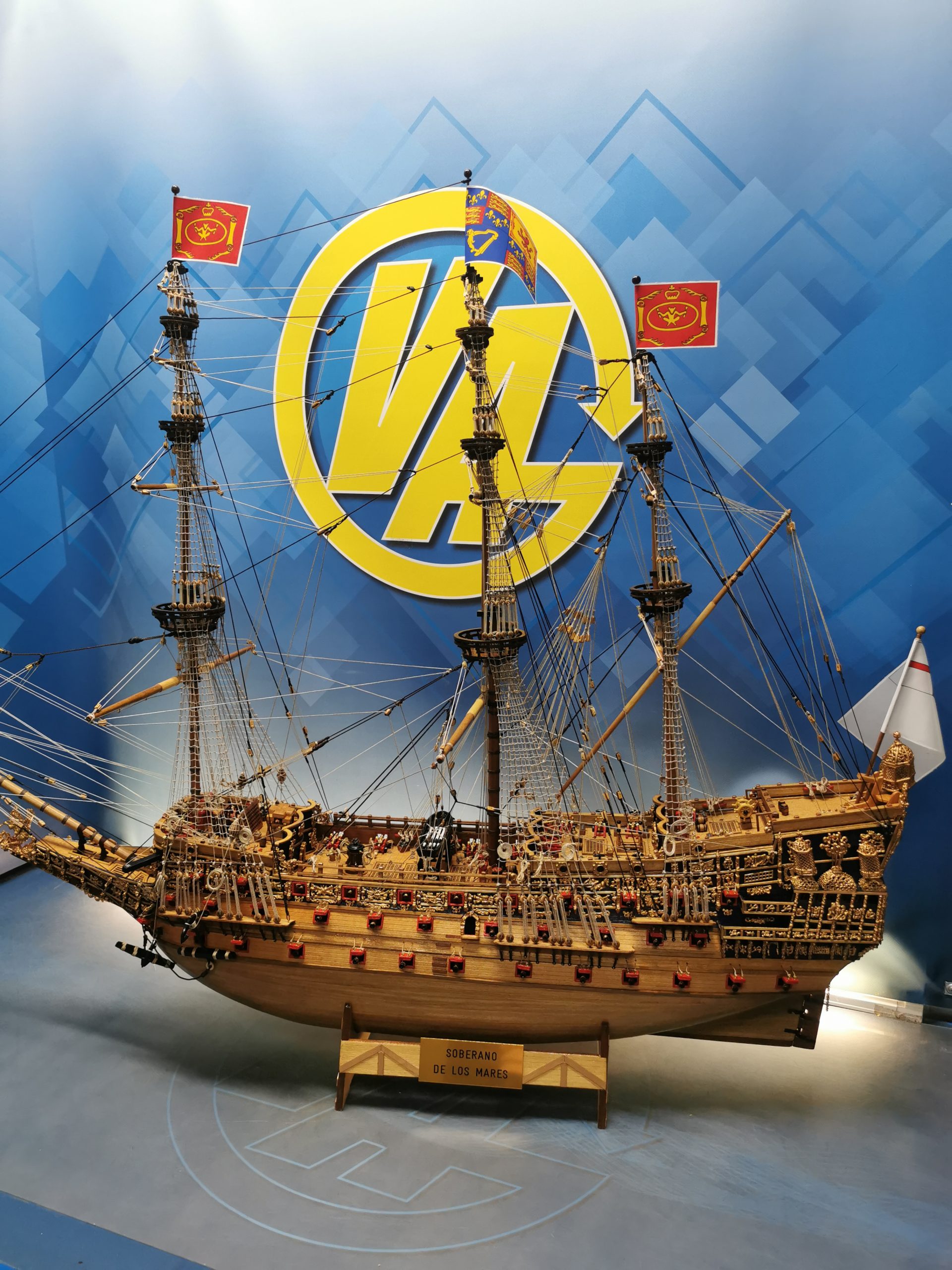 Maqueta Galeón ingles SOBERANO DE LOS MARES 115x90x20 cm + vitrina a medida