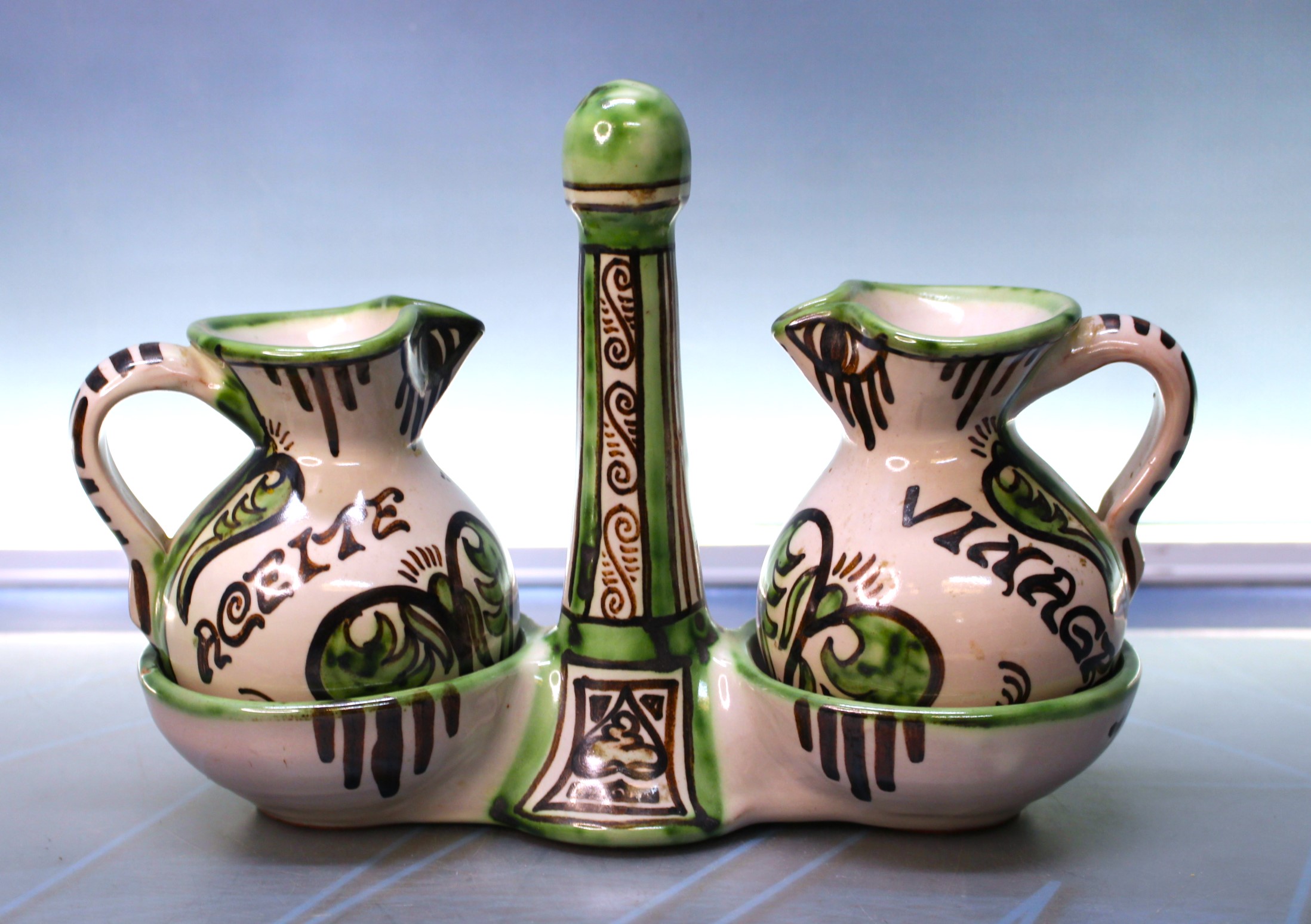 Preciosa vinajera cerámica de Teruel, D. Punter.