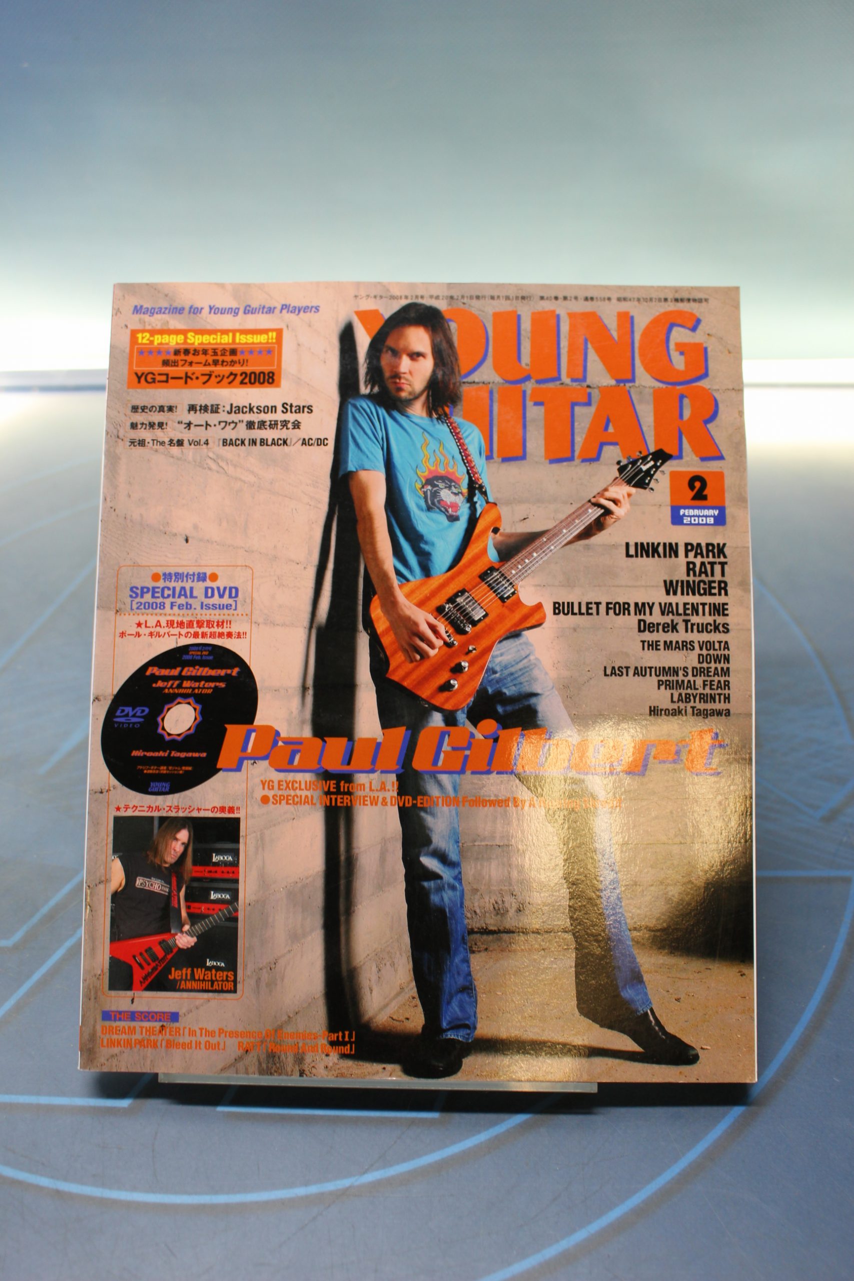 Revista Young Guitar. 2 2008 Paul Gilbert. Edición japonesa. Incluye dvd.
