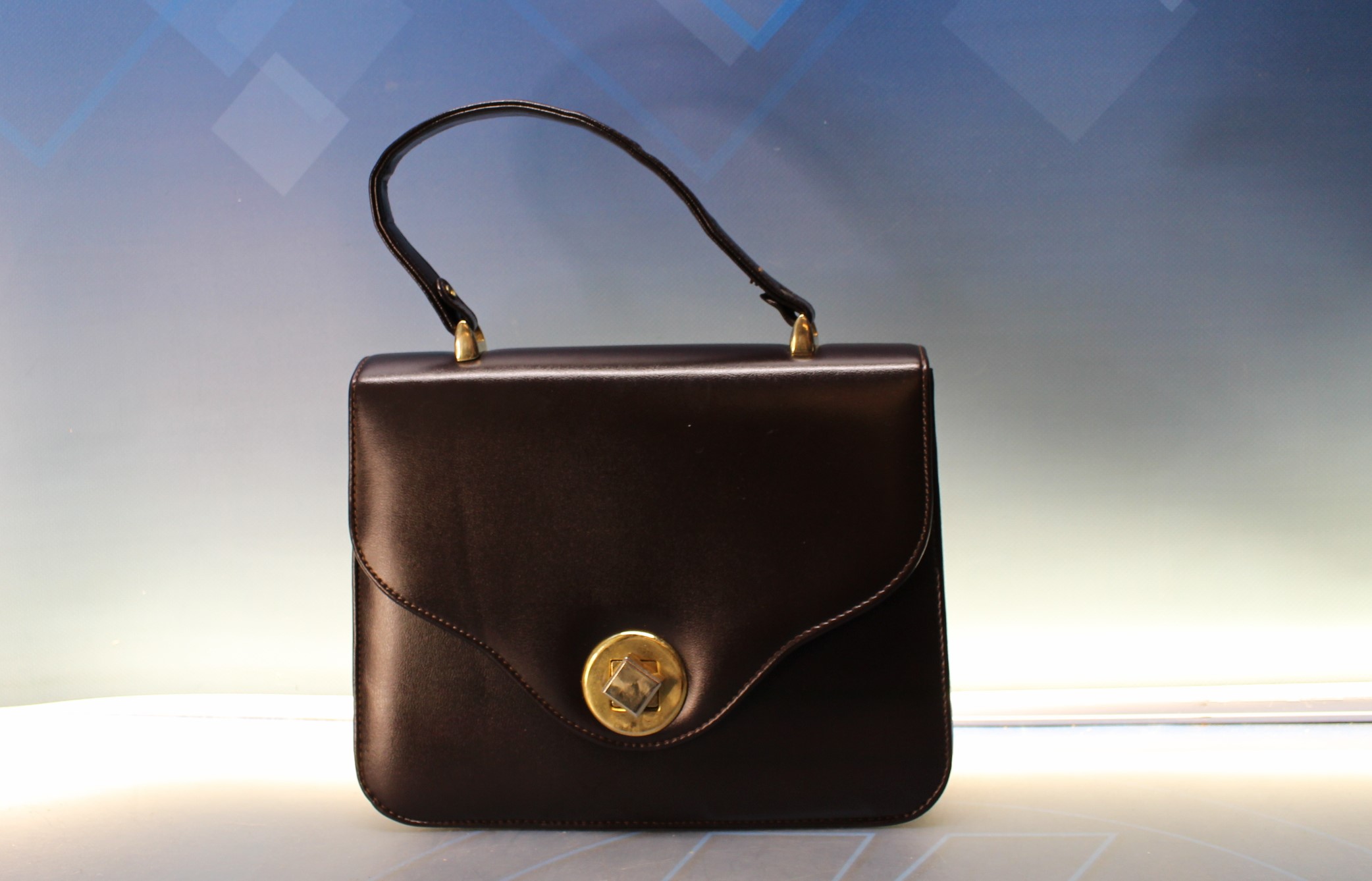 IMG_7444 Bonito bolso de mano años 60 ¿Piel? - Imagen 1