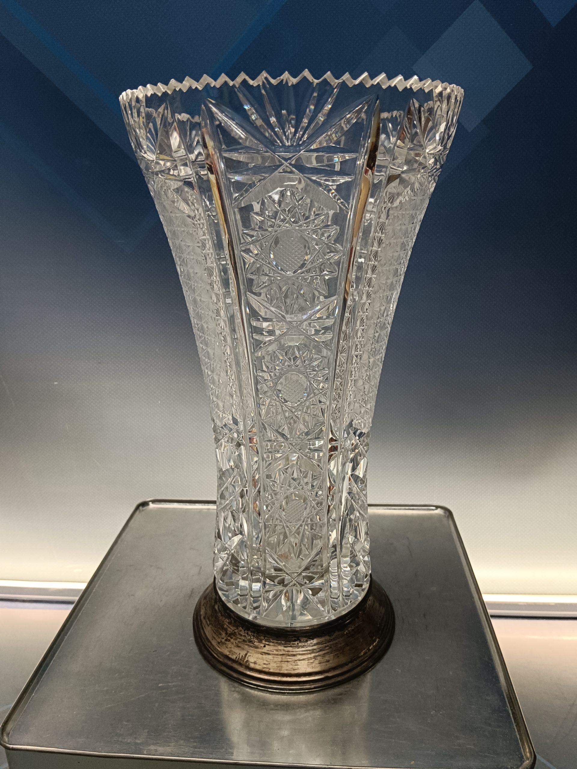 JARRÓN, CENTRO MESA, CRISTAL de BOHEMIA, TALLADO, BASE de PLATA , altura 27 cm