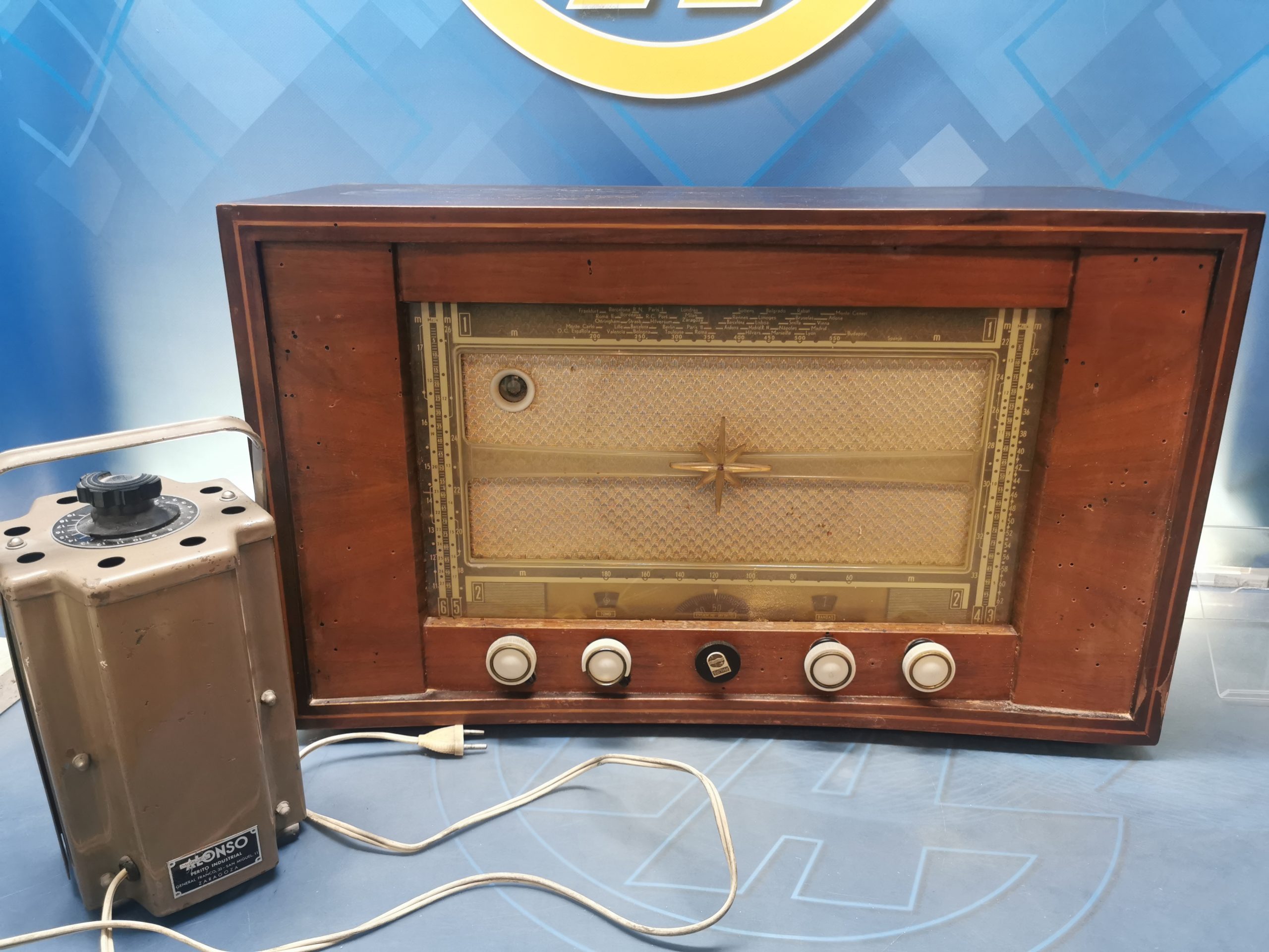 Antigua Radio de Válvulas PHILIPS BE-631-A con transformador, funcionando