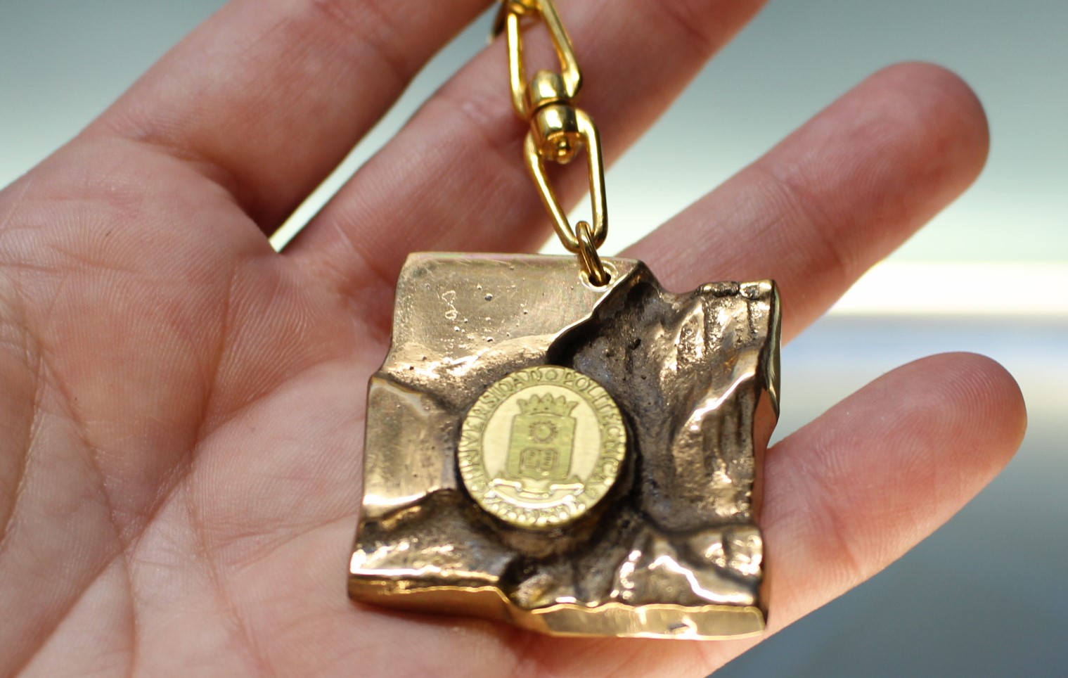 Llavero de bronce con estuche Campeonato Universitario 2003.