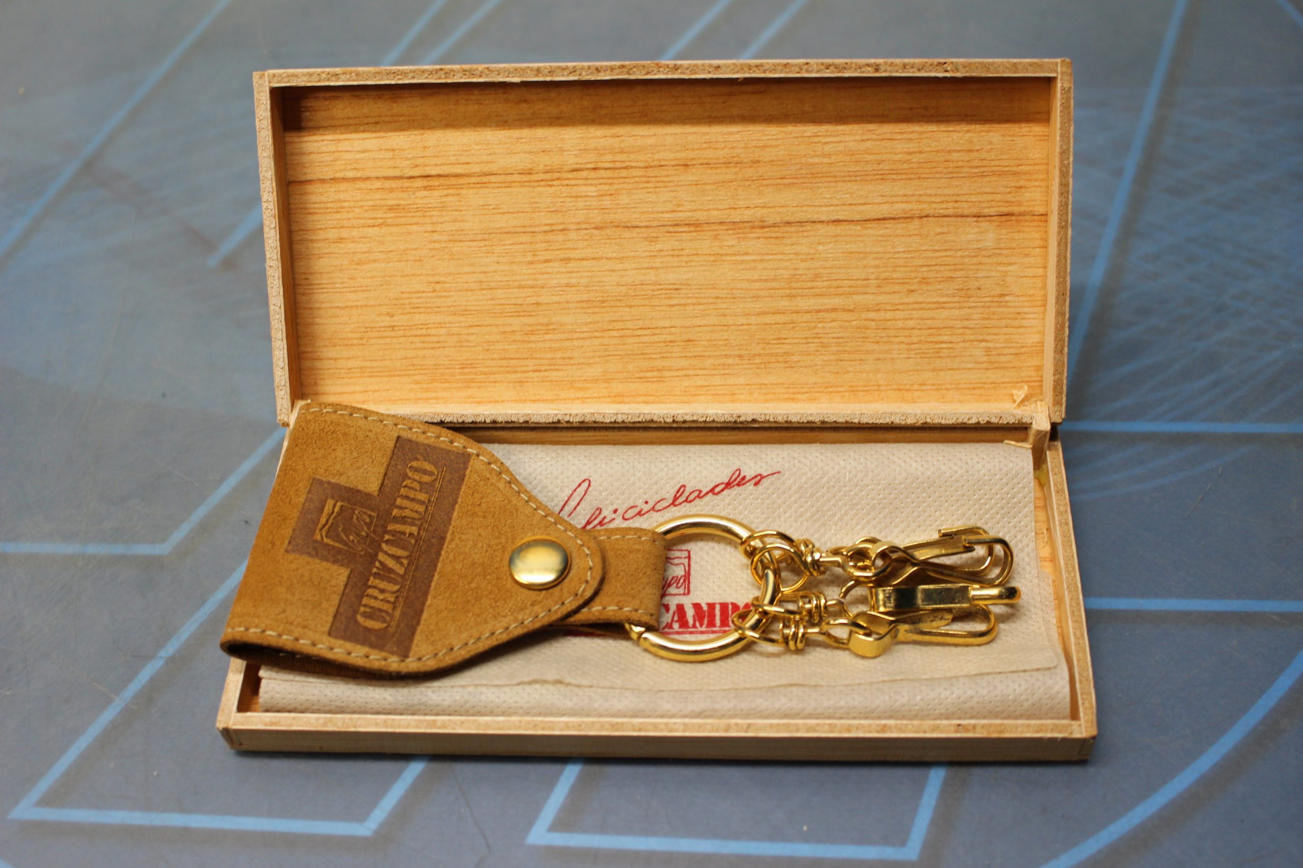 Llavero de cuero y metal Cruzcampo.