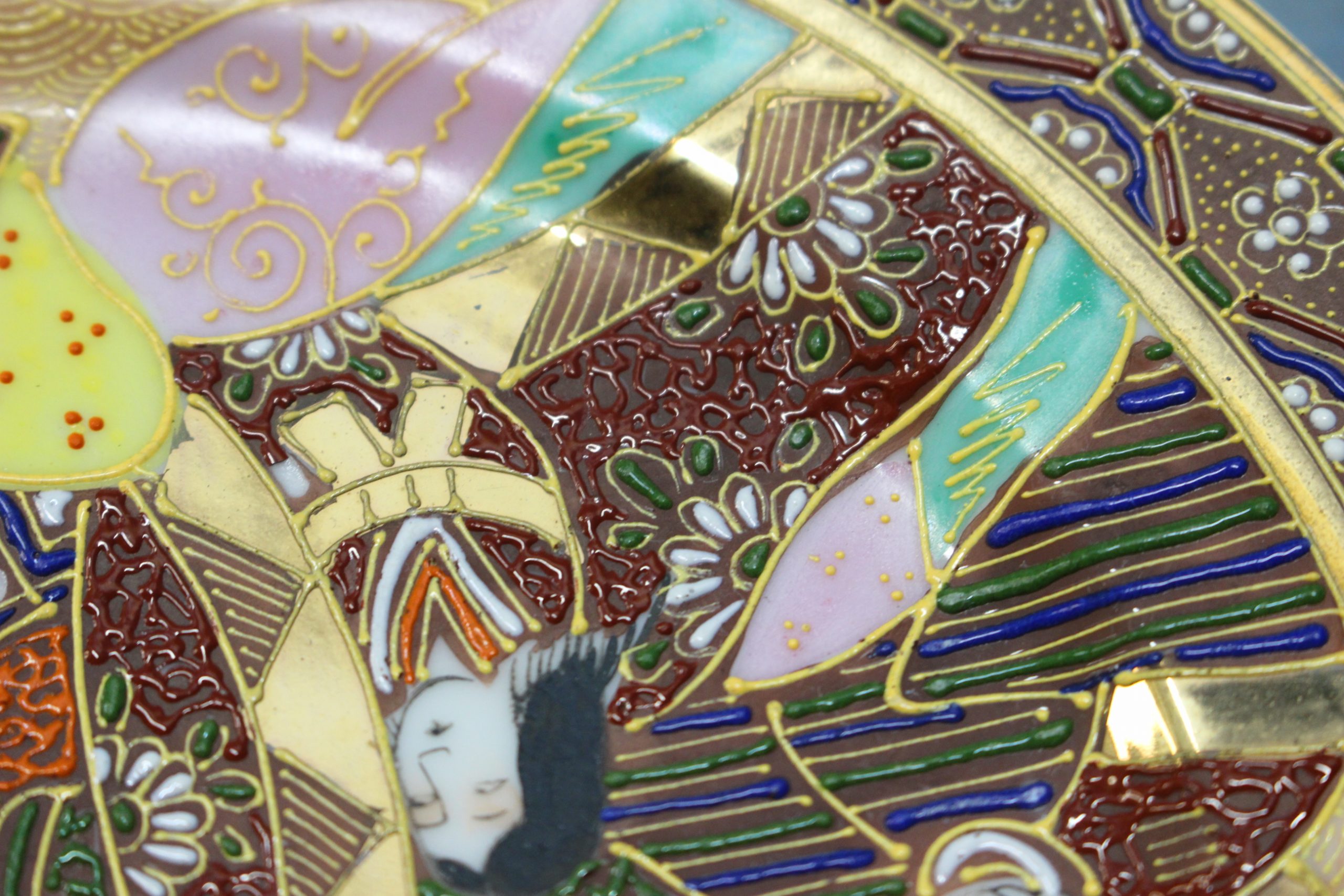 Pequeño plato de porcelana Satsuma. Japón. Firmado.