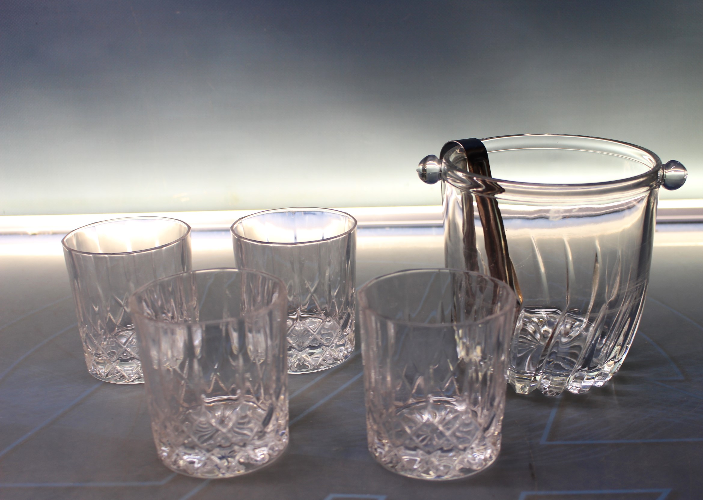 IMG_8414 Cubitera y 4 vasos de licor. Cristal tallado. - Imagen 1