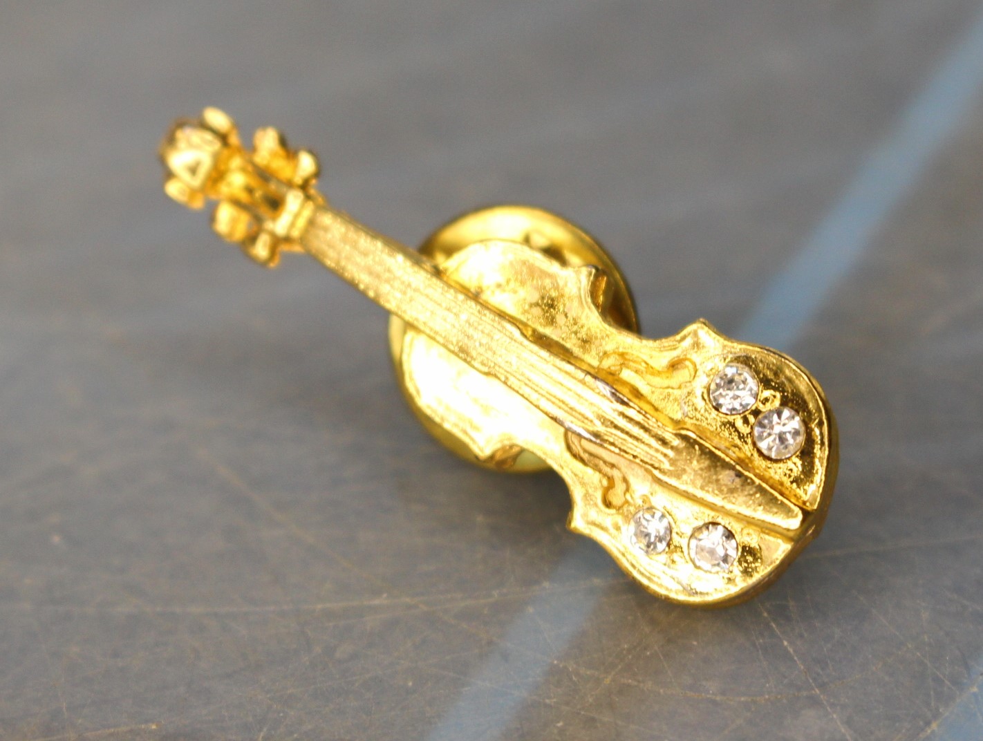Pin, insignia, chapa violín dorado con 4 circonitas o cristales.