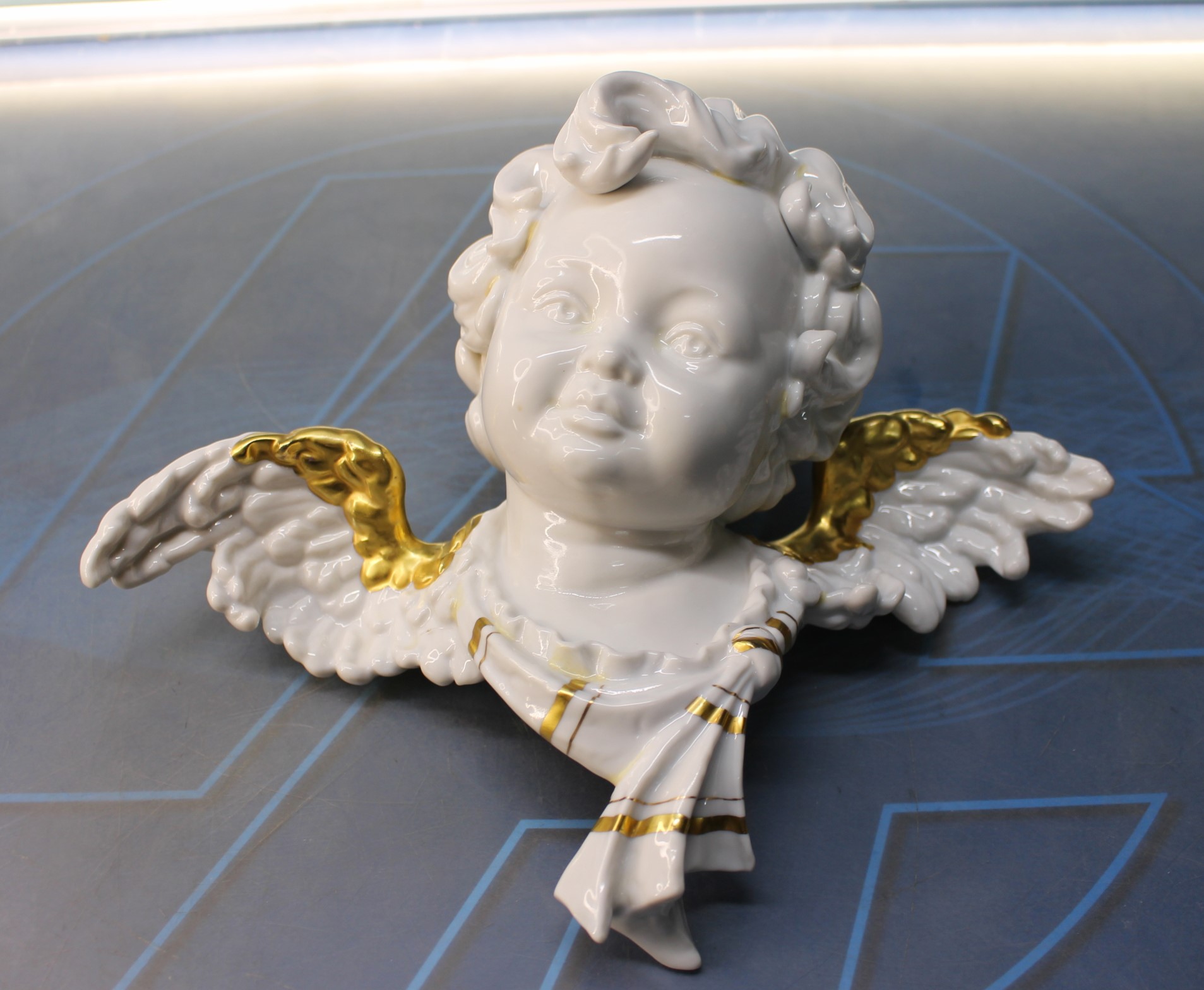 López Moreno. Ángel, querubín en porcelana blanca y oro.