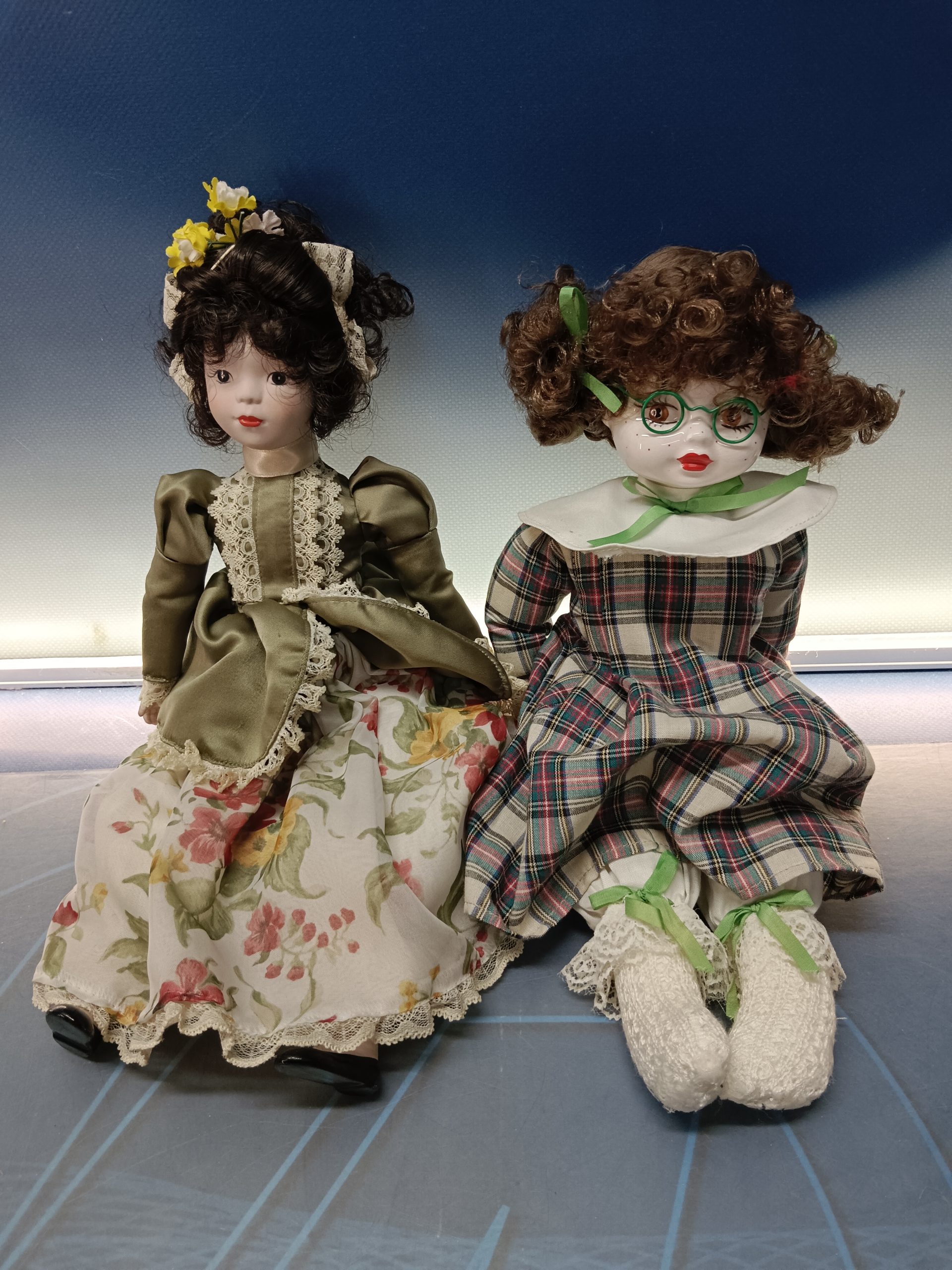 muñecas de porcelana 40 y 37 cm.