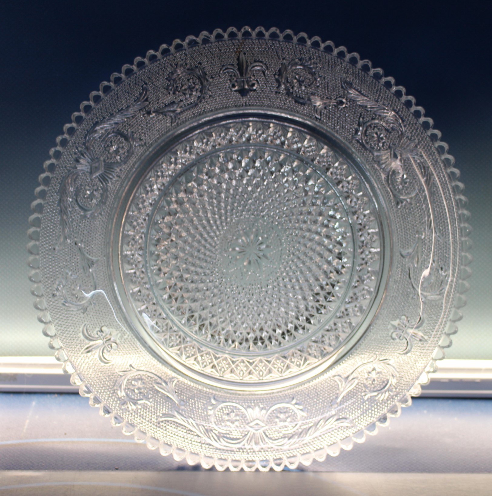 Plato de cristal tallado flor de lis.