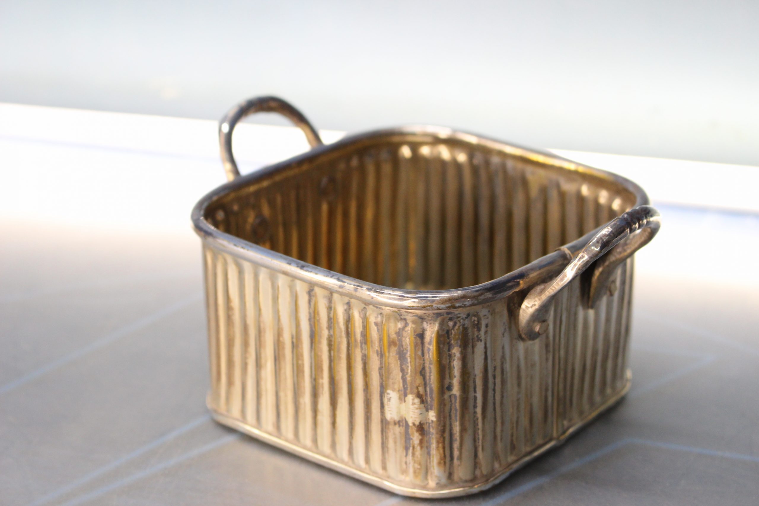 IMG_9889 Curiosa cesta metal plateado con asas. Cuadrada. - Imagen 1