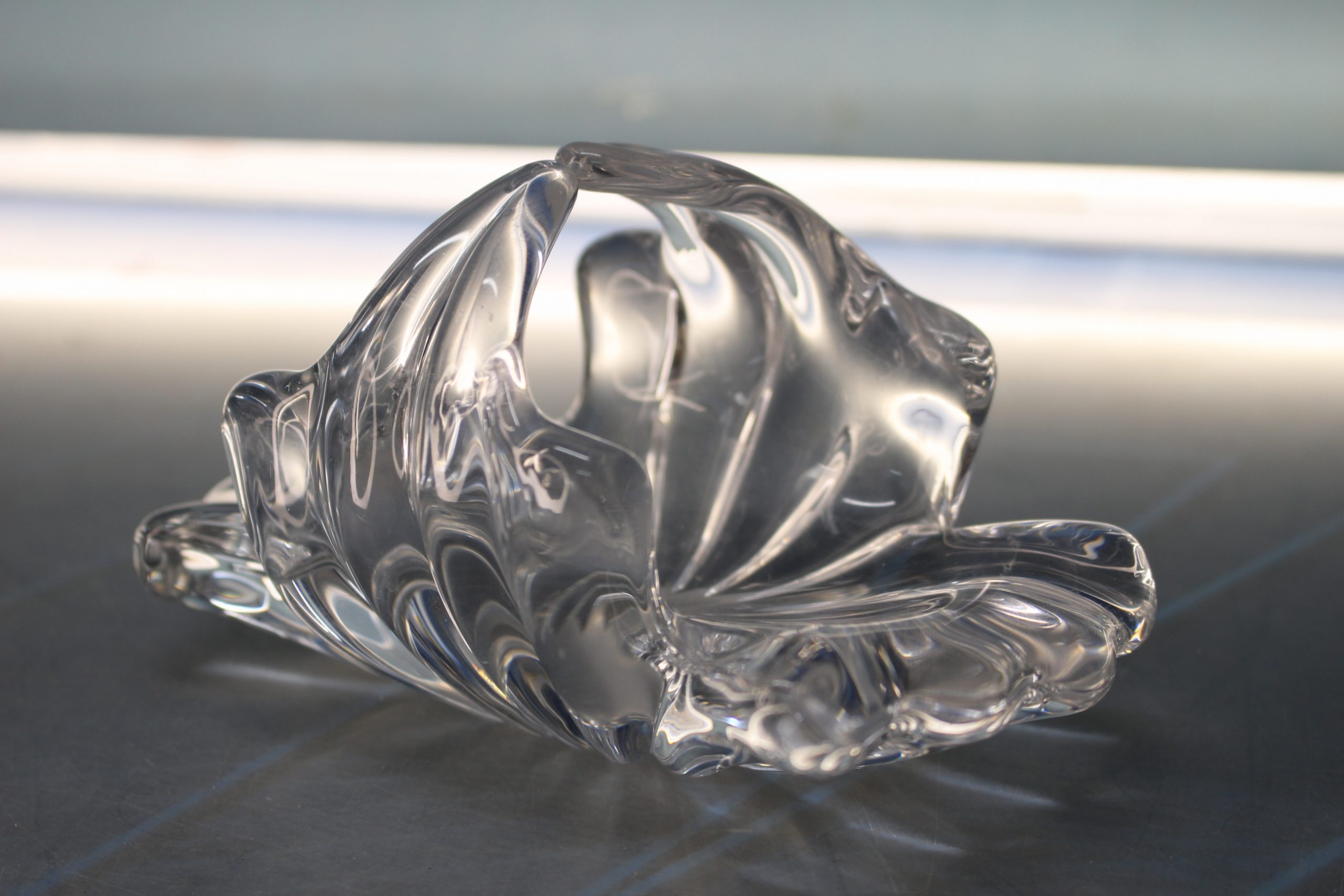 Pequeña cesta de cristal.