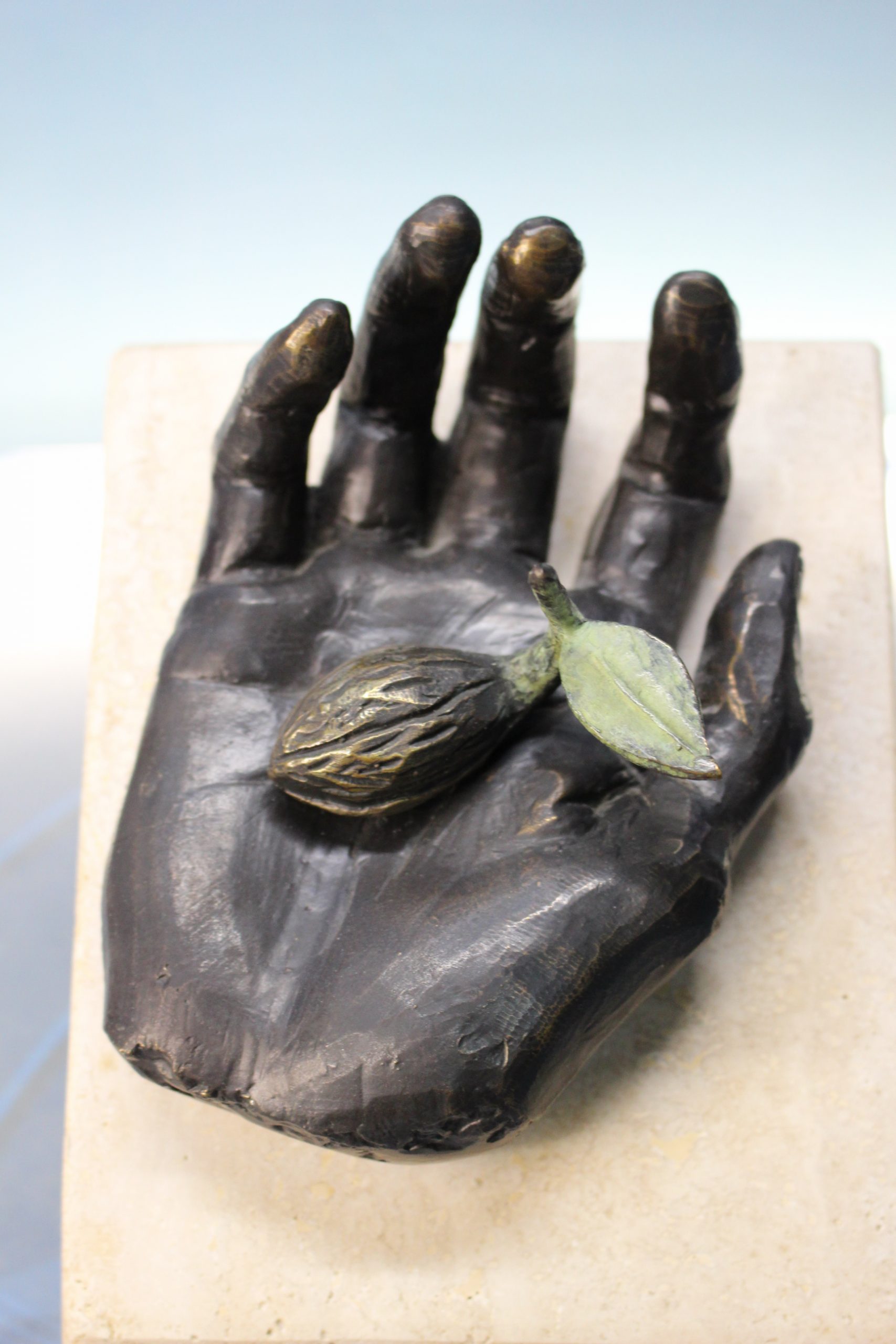 Escultura de Pocho. Mano con fruto.